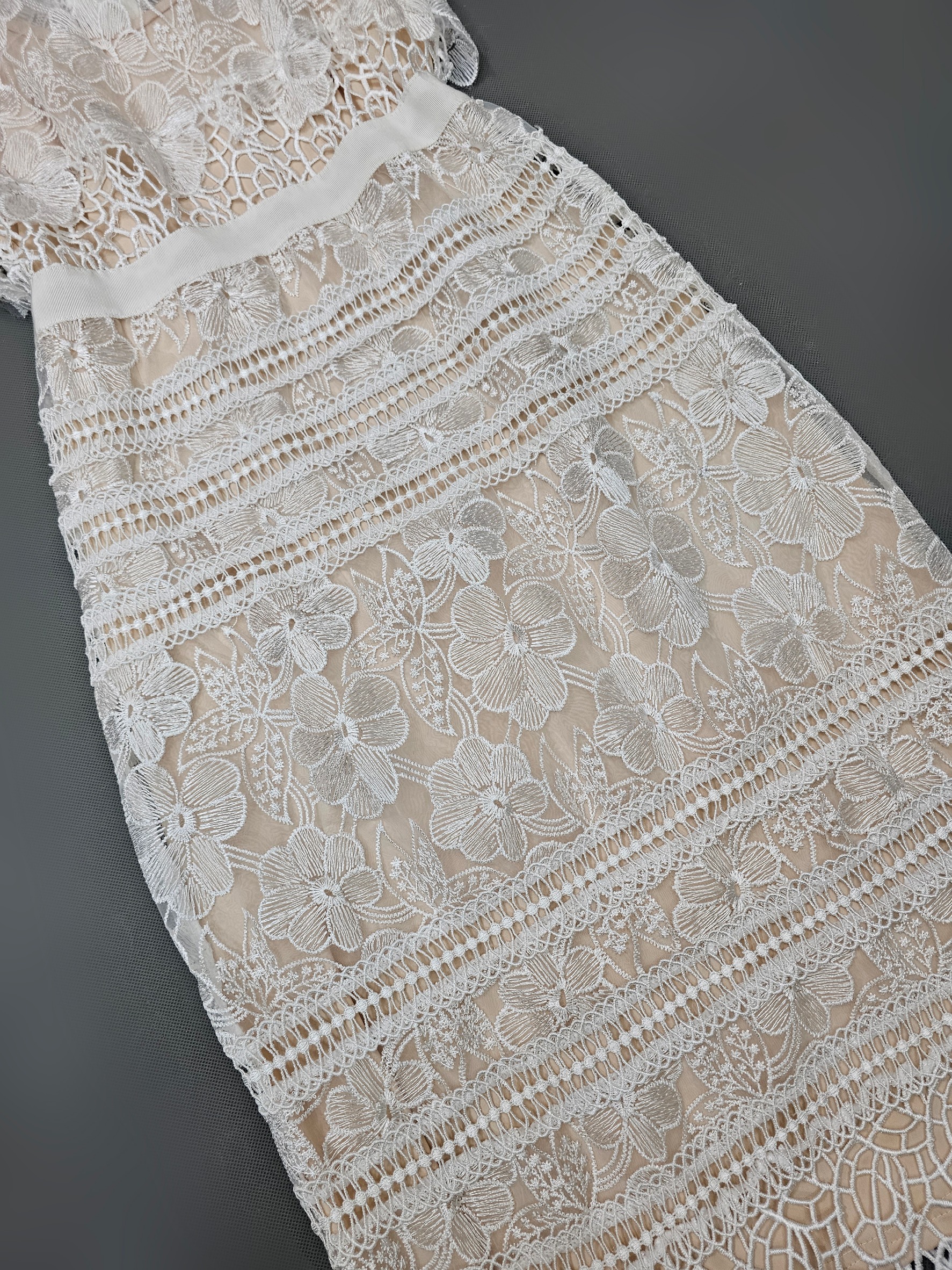 เดรสเสื้อแขนกุดแต่งคอปก กระโปรงทรงสอบ ทำจากผ้าลูกไม้โครเชต์