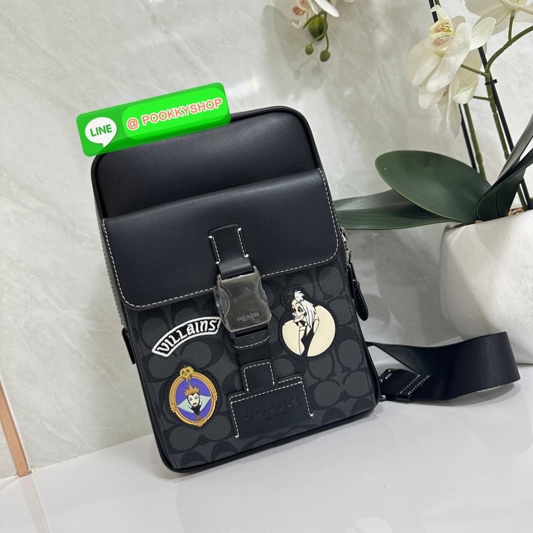 COACH DISNEY X COACH TRACK PACK IN SIGNATURE CANVAS WITH PATCHES (COACH CC113) กระเป๋าสะพายไหล่ และคาดอก ดีไซต์ทันสมัย สุดเท่ห์โดดเด่น ด้วยลวดลายตัวละครดิสนี่ย์ วัสดุหนังแคนวาสตัดขอบหนังแท้ เปิด-ปิดด้วยซิป ภายในกว้าง มีช่องเล็กๆหลายช่อง มีสายล็อคด้านหน้า