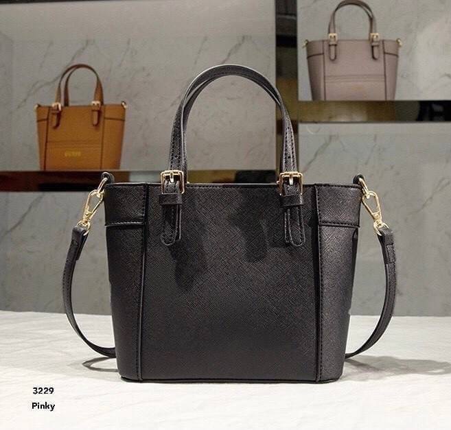 พร้อมส่ง กระเป๋าสะพายแบรนด์ GUESS 329งานนำเข้า สวยมาก หนังดี หนังมัน ดูใหม่ตลอดกาล ขนาดน่ารัก สายสะพายถอดได้ ปรับได้ จะสะพาย หรือคล้องแขนก็ดูมีสไตล์