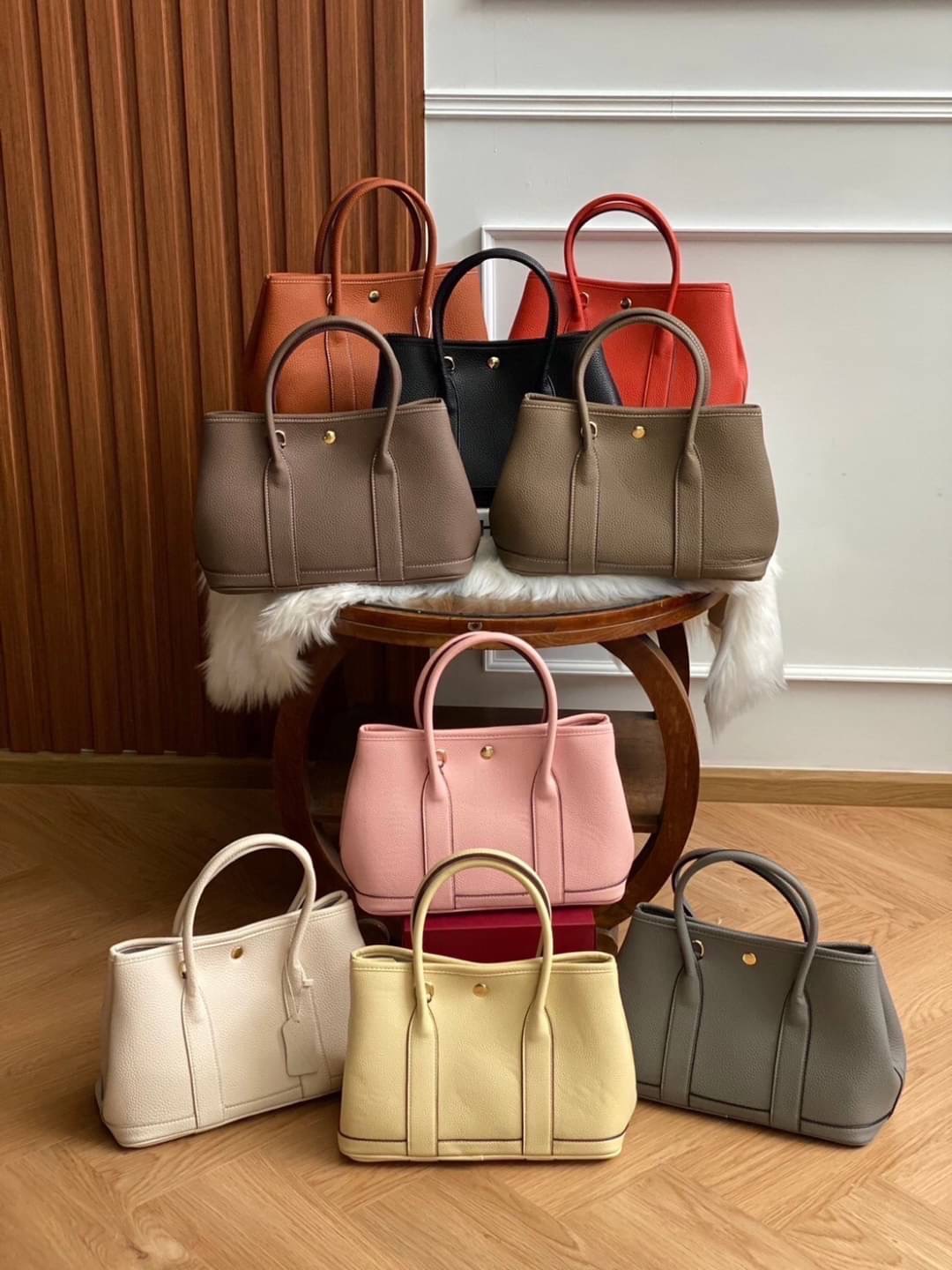 Restock อีกครั้ง รุ่น GD 30 cm หนัง PU premium Soft togo หนังนุ่ม สวยมากก จุของได้เยอะสุดๆ ภาพในสวยหรูบุเป็นผ้า Canvas ประกบฐานด้วย PU premium งานคัตติ้งสวยมาก มาพร้อมกับเซตกระเป๋าผ้า Canvas อีก 1 ใบ และสายสะพาย 2 เส้น คุ้มมสุดด