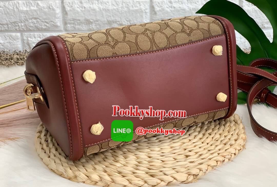 COACH IVIE BENNETT SATCHEL IN SIGNATURE JACQUARD BAG ✔️วัสดุผ้าJACQUARD +pvc ✔️ป้ายห้อยเป็นโลหะแบรนด์ ✔️เปิดปิดกระเป๋าแบบซิป ภายในใส่กระเป๋าสตางค์ใบยาวได้ ของอื่นๆจุค่ะรุ่นนี้ ✔️สายสะพายถอดออกได้ เลื่อนปรับระดับได้นะคะ