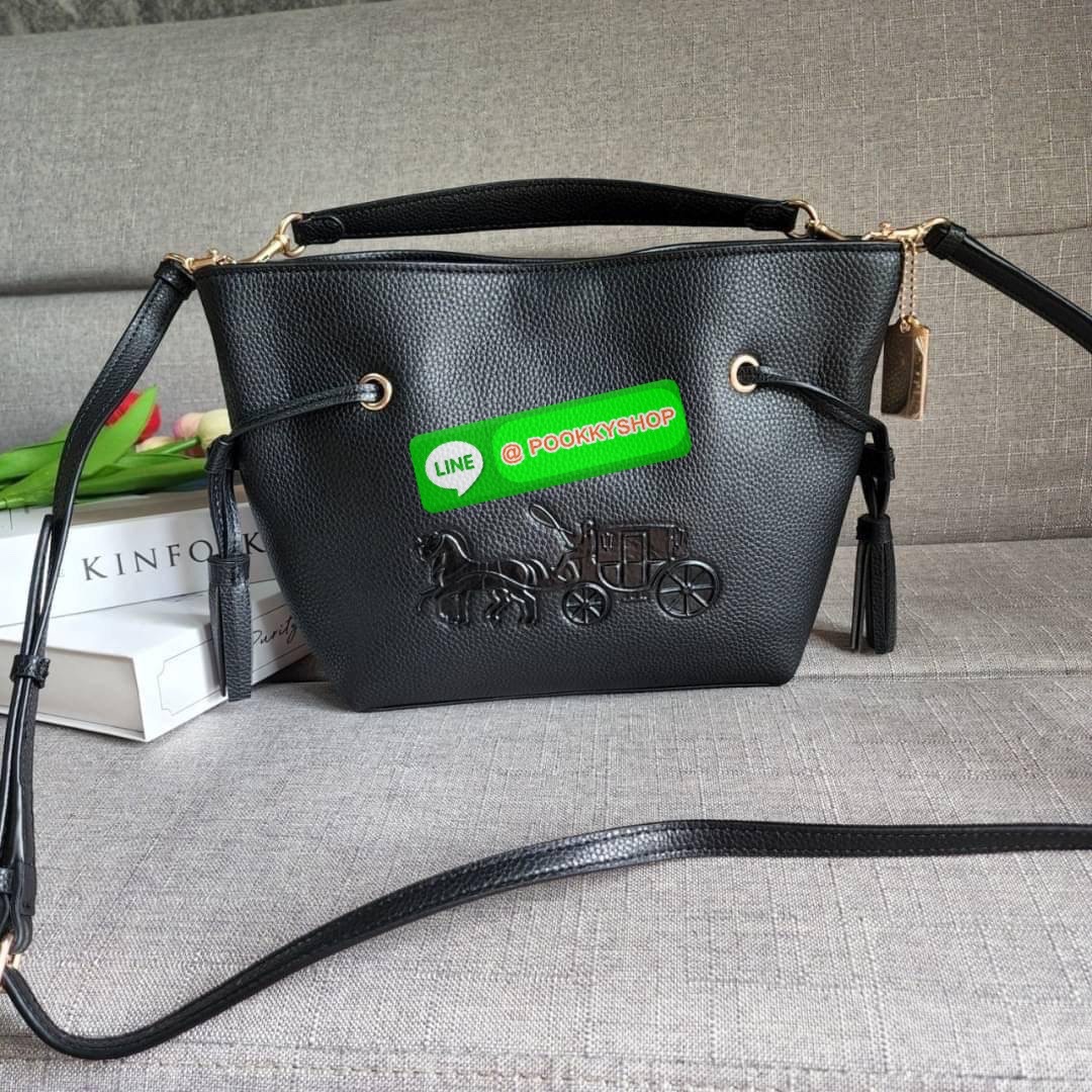 COACH ANDY CROSSBODY WITH HORSE AND CARRIAGE (COACH CA213) กระเป๋าสะพายคอสบอดี้ ดีไซต์สุดเก๋ วัสดุหนังแท้ทั้งใบ กระเป๋าเอนกประสงค์ ด้านในมีซิป รูดปิดด้วยเชือกและกระดุมแม่เหล็ก ซับในด้วยผ้า ด้ามถอดได้ ดรอป 5 1/4"สายสะพายถอดได้ สายสะพายยาว 21" สำห