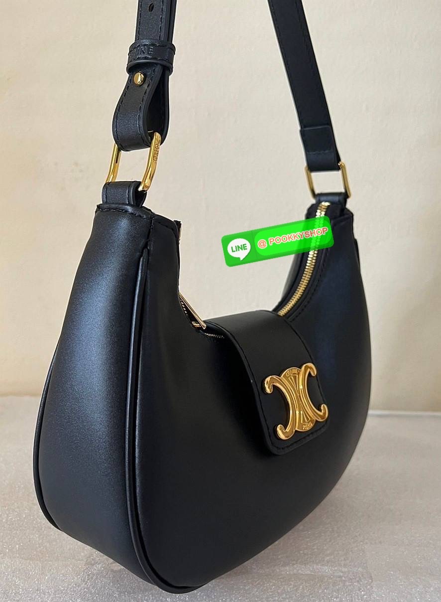 ✴️BEST SELLER!✴️CELINE SHOULDER BAG VIP GIFT WITH PURCHASE (GWP) พรีเมี่ยมกิ๊ฟ Limited Edition จาก CELINE HAUTEPARFUME DUTYFREE COUNTER วัสดุ TRIOMPHE CANVAS รุ่นใหม่ล่าสุดดีไซน์สวยหรู หนังสวยอยู่ทรง ภายในโล่งกว้างและจุสามารถใส่มือถือ กระเป๋