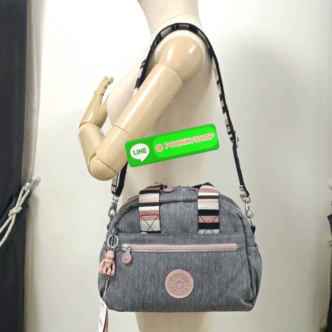 Kipling K1006 Handbag กระเป๋าถือหรือสะพาย วัสดุ Polyester 100% รุ่นใหม่ มีให้เลือกทั้งแบบเรียบ และ ลายน่ารัก มีช่องแยกด้านหน้า 2 ช่อง ช่องหลักโล่งกว้าง พร้อมช่อง pocket แยก 2 ช่อง ใช้งานได้ครบครัน สามารถสตางค์ใบยาวได้ ขนาดกำลังดี จะใช้ทำงาน ไปเรียน หรือ ถ