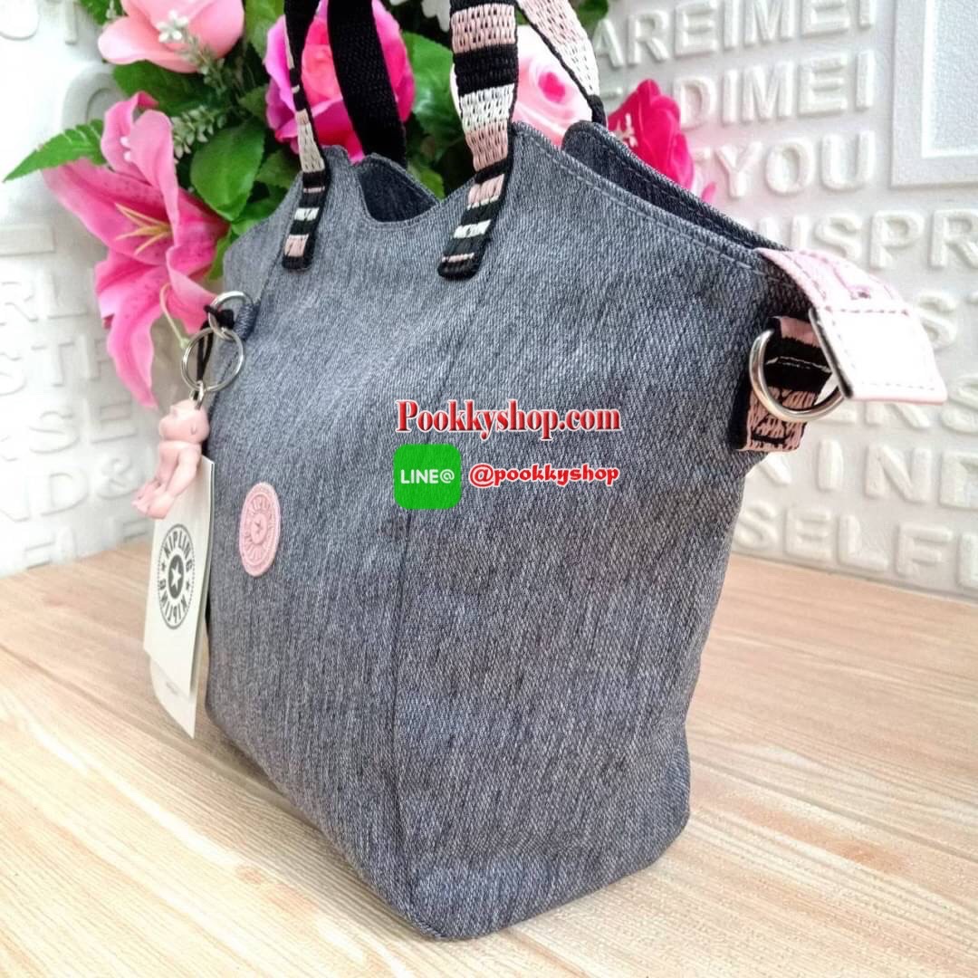 KILING NORI Handbag & Shoulder bag กระเป๋าถือหรือสะพายขนาดกลาง ทำจากวัสดุ ผ้า Nylonเคลือบ+Polyester น้ำหนักเบา จุดเด่นที่ช่องหลักมีขนาดใหญ่ พร้อมช่องซิปแยกย่อย สามารถใส่สัมภาระได้เยอะ มาพร้อมสายสะพายยาว สามารถปรับระดับได้ตามความต้องการ มีพวงกุญแจลิงห้อยตา