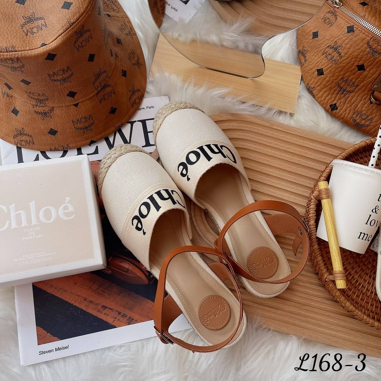 พร้อมส่ง แบบเข้าใหม่ล่าสุดเลยค๊า รองเท้าทรงคัทชูปิดหัว รัดส้น งานโคลเอ้ ทำจากผ้าแคนวาสคุณภาพดี เนื้อนิ่ม ใส่สบาย ทรงสวยมากๆทเก็บหน้าเท้าในตัว ตัวสายรัดส้นทำจากหนังนิ่ม คือบอกได้เลยว่า ใส่ออกมาแล้วปังแน่นอนค๊า