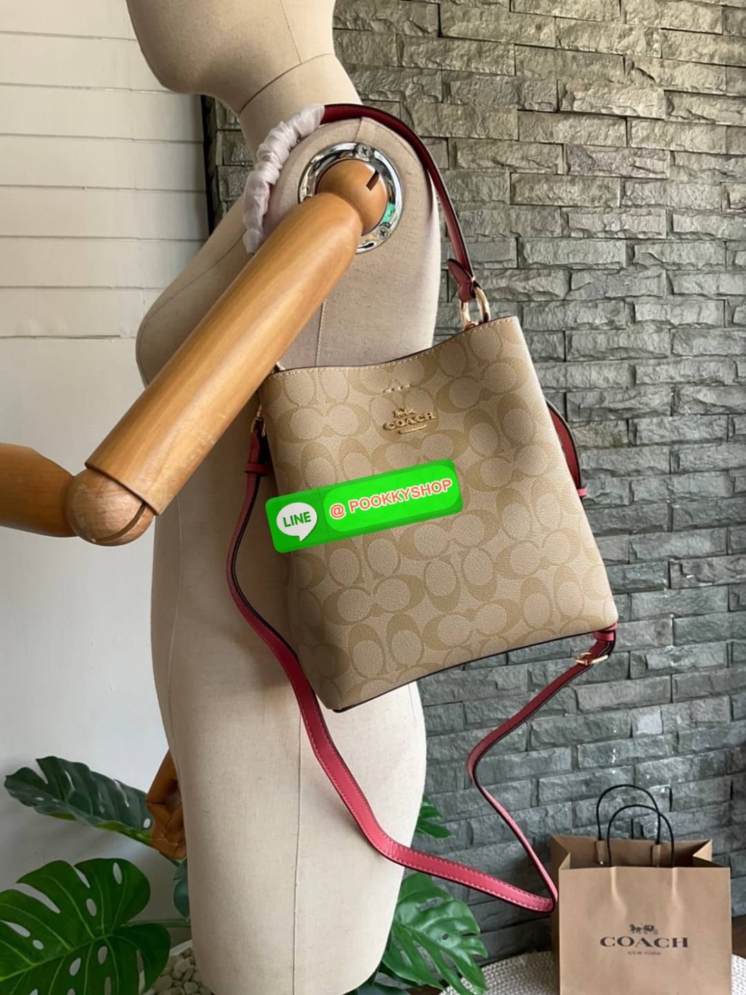 COACH SMALL TOWN BUCKET BAG IN SIGNATURE CANVAS รุ่น 2312 Collection บักเก็ตคลาสสิค รุ่นยอดนิยม กำลังมาแรงมากๆ กระเป๋าสะพายไหล่ และ Cross Body วัสดุหนังแคนวาสอย่างดี มาพร้อมสายสะพายสะพายไหล่ถอดออกไม่ได้ / สายสะพายยาว สายถอดออกได้ มี 3 ช่องใช้งาน