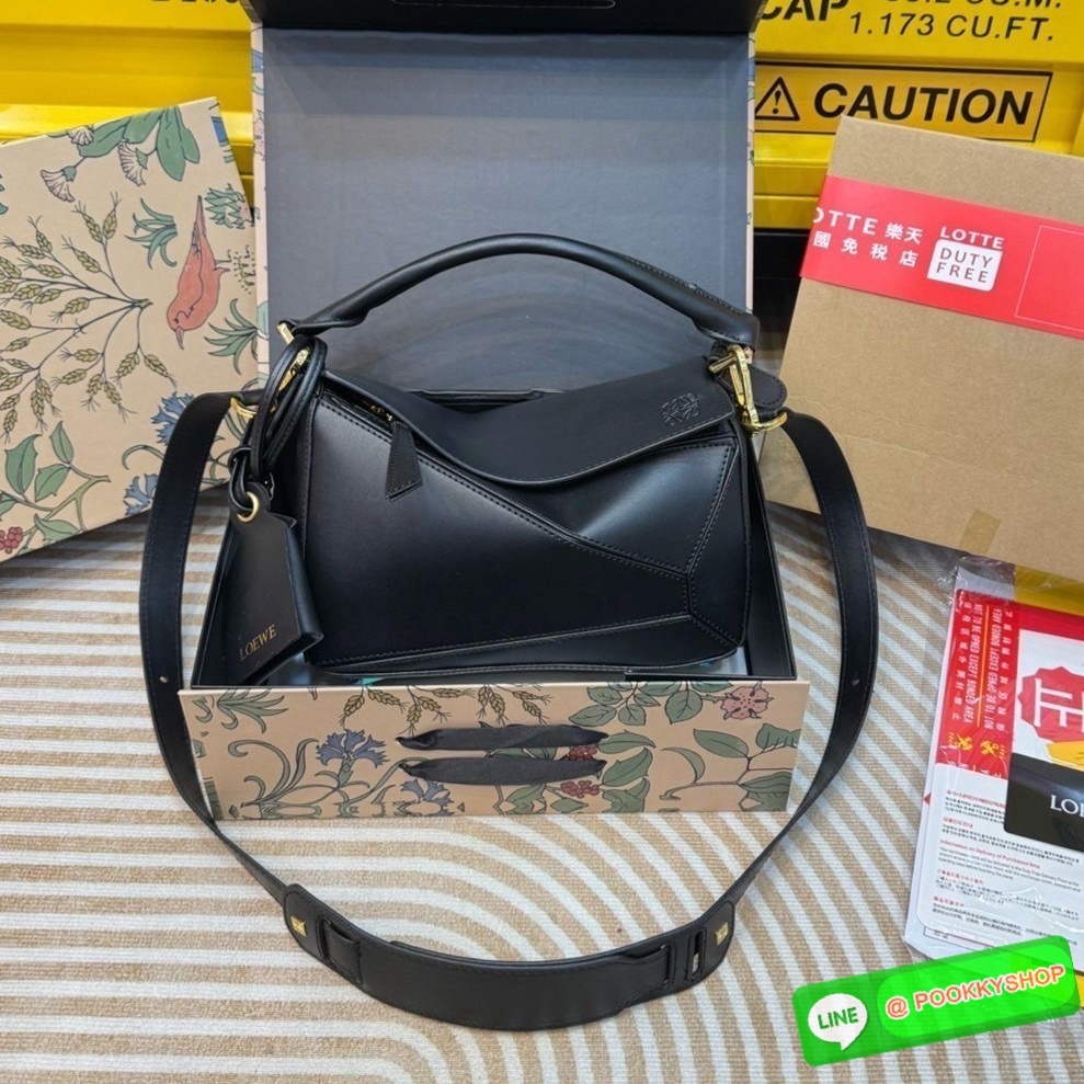 Loewe Puzzle bag กระเป๋าสะพายข้างทรงกล่อง สุดยอดแบรนด์ที่ดีไซน์เป็นเอกลักษณ์ โดดเด่น สวยหรู สไตล์พัซเซิลคลาสสิค เปิดใช้งานด้วยซิป ที่ภายในโล่ง ใส่ของสำคัญจุกจิกได้ มาพร้อมสายสะพาย และหูหิ้วในตัว ที่สลับเปลี่ยนใช้งานให้เหมาะได้ในแต่ละวัน สาวๆห้ามพลาดใบนี้เ