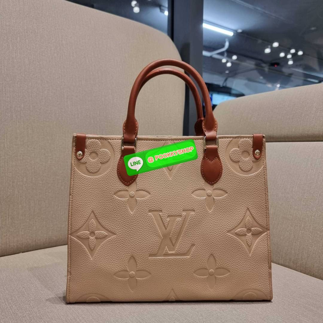 New arrival!! LV crossbody tote bag ดีไซน์สวยคม สมราคา ดูแพงไปอีก ด้วยดีเทลลายของหนัง crossgrain กระเป๋าทรงโท้ทจากเคาน์เตอร์ dutyfree คลาสสิค ผู้ดียืนหนึ่ง โทนสีใช้งานง่าย แมทช์ได้ทุกลุค มาพร้อมหูจับในตัว แบบหูหิ้ว และหูยาวสำหรับสะพายไหล่ เก๋มาก ชิคมาก ภา