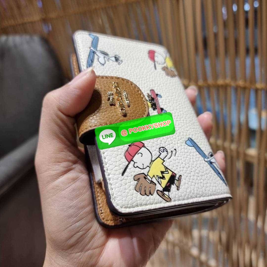 COACH C4899 MEDIUM CORNER ZIP WALLET WITH SNOPPY PRINT น้องใหม่คอลเลคชั่นสุดชิค ดีไซน์ลายพริ้นท์ผองเพื่อนสนูปพี น่ารักน่าใช้ เพิ่มลูกเล่นให้กระเป๋าสตางค์ของคุณไปอีก กับกระเป๋าสตางค์ใบกลาง ขนาดกำลังเหมาะมือ วัสดุหนัง pepble ทนทาน มีช่องใส่บัตรและธนบัตรครบ