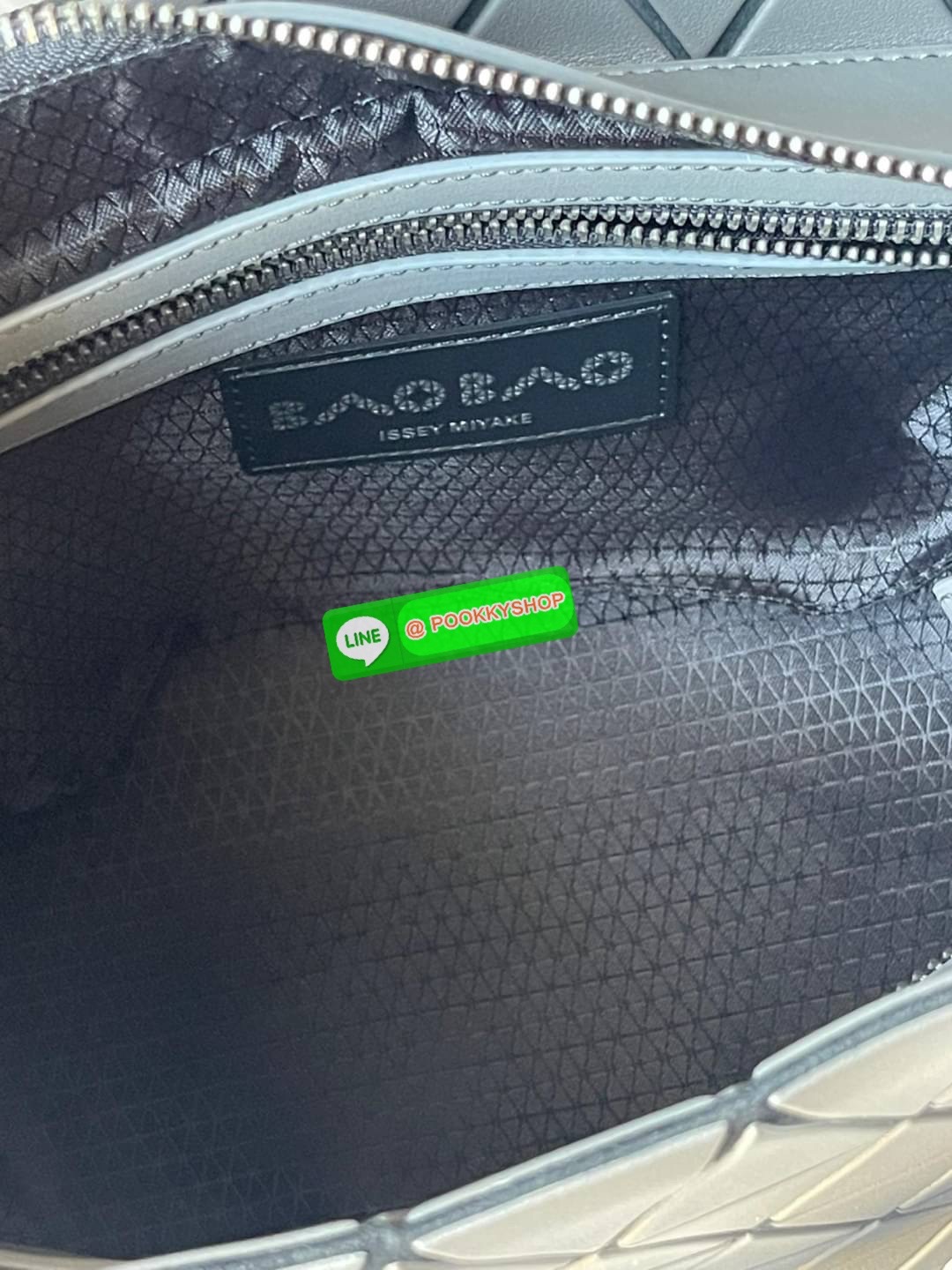 💕BAO BAO ISSEY MIYAKE MATTE CRYSTAL SMALL TOTE เป็นกระเป๋าทรงโท้ทที่มีความพิเศษด้วยการออกแบบแผ่นสามเหลี่ยมแบบใหม่จัดเรียงต่อกันในแนวตั้งเสริมกระเป๋าให้ดูหรูหรา ทันสมัย และดูมีเอกลักษณ์เป็นของตัวเอง อีกทั้งยังมีโครงสร้างฐานตาข่าย นอกจากช่วยให้กระเป