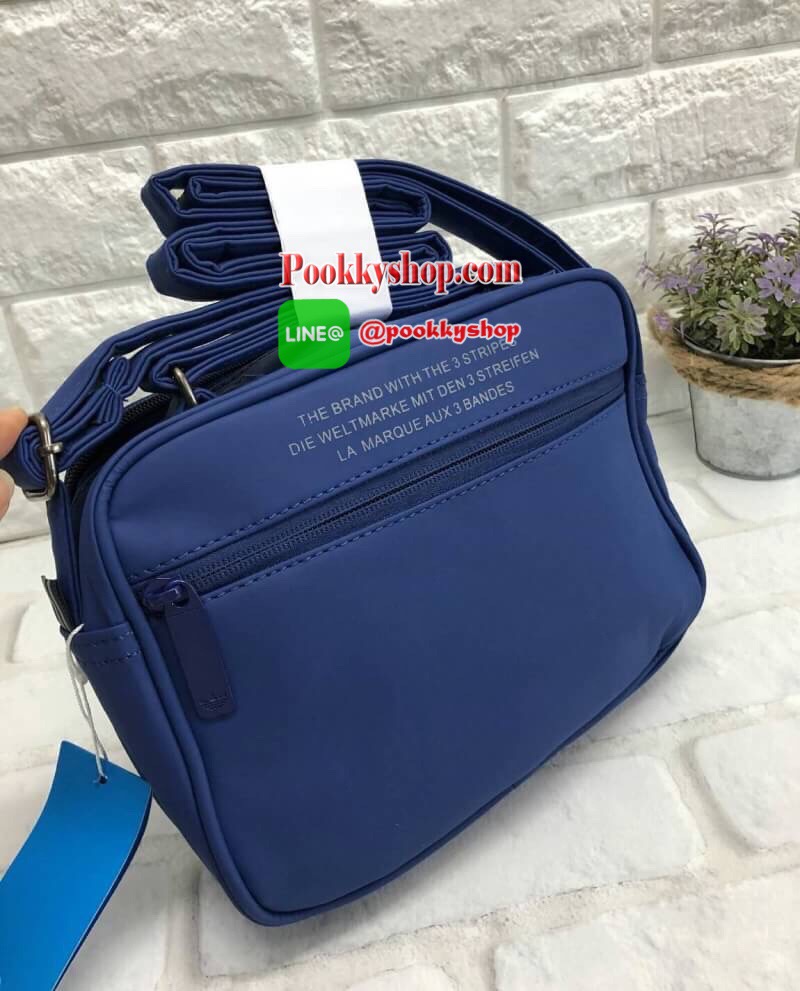 New!!! Adidas shoulder bag พร้อมส่ง กระเป๋าสะพายข้างแนว sport วัสดุด้านหน้าเนื้อ matte ผสมหนังนิ่มค่ะ น้ำหนักเบา ด้านหน้าติดโลโก้แบรนด์ เปิดปิดกระเป๋าแบบซิป ภายในโล่ง ใส่ของจุพอประมาณเลยค่ะ มีช่องซิปหนึ่งช่อง ด้านหลังมีช่องซิปยาวให้ใส่ของได้ด้วยนะคะ สายสะ