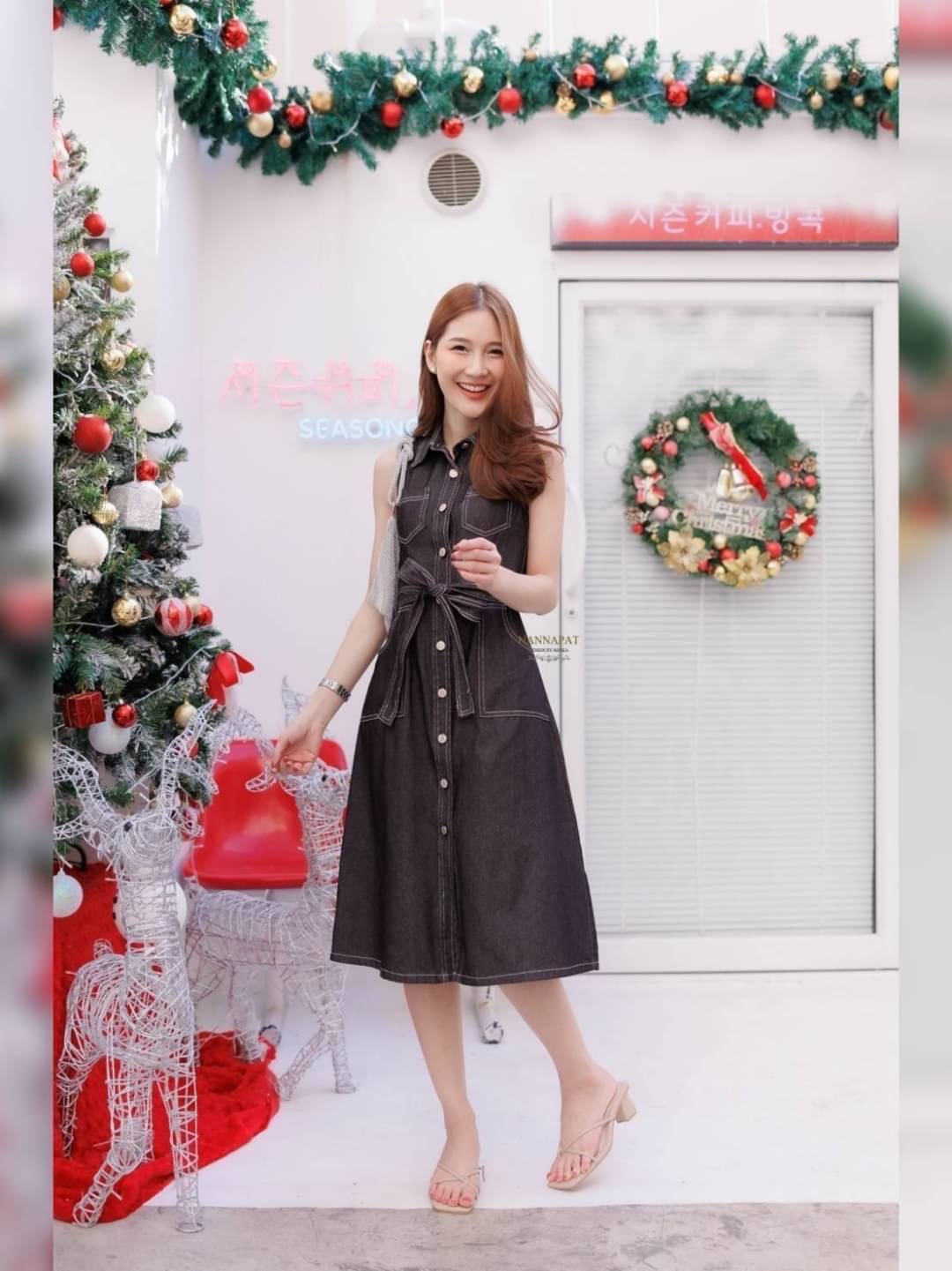 Dress ยีนส์ เรียบหรู ดูดีมีสไตล์ ใส่ได้เรื่อยๆเลยนะคะ ผ้าหนานุ่มใส่สบาย งานกระดุมหน้ายาว แต่งกระเป๋าเก๋ไก๋ ทรงสวย มาพร้อมสายรัดเอวที่ทำให้ชุดดูลงตัว ห้ามพลาด❗ ราคานี้คุ้มมากนะคะ มีติดตู้ใว้ได้หยิบมาใส่บ่อยแน่นอนคะ