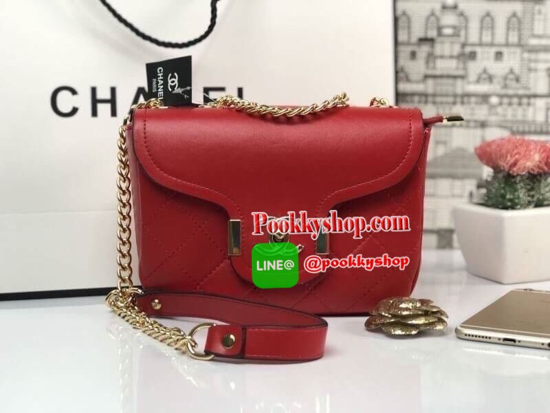 Chanel อเนกประสงค์ รุ่น Limited edition วัสดุหนังแกะเรียบขนาดเล็กกะทัดรัดน้ำหนักเบามีช่องใส่ของจุกจิกเปิดปิดด้วยฝาปิดกระดุม และซิป มีช่องใส่บัตร ช่องซิป ใส่กระเป๋าสตางค์ใบกลางได้ค่ะตัวจริงสวยมากๆถูกใจรีบจองนะคะใส่มือถือได้ทุกรุ่นสายสะพายยาวคู่สะพายได้สองแ