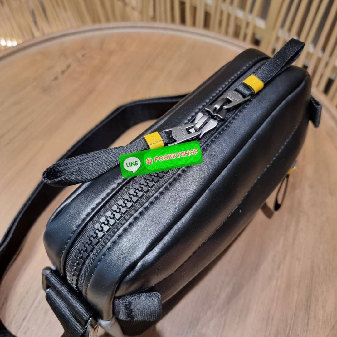 COACH 2373 EDGE CROSSBODY ความเท่ never die!! กระเป๋าครอสบอดี้ทรงยอดฮิต ที่หนุ่มๆไม่ควรพลาด รูปทรงดีไซน์คลาสสิค ใช้งานง่าย วัสดุหนังแท้สลับแคนวาส โดดเด่นด้วยลูกเล่นโทนสี ตัวกระเป๋ามีซิปหลัก และซิปด้านหน้า พร้อมช่องแยกด้านหลัง ใส่ของไปเลยเน้นๆ ใส่โทรศัพท์ม