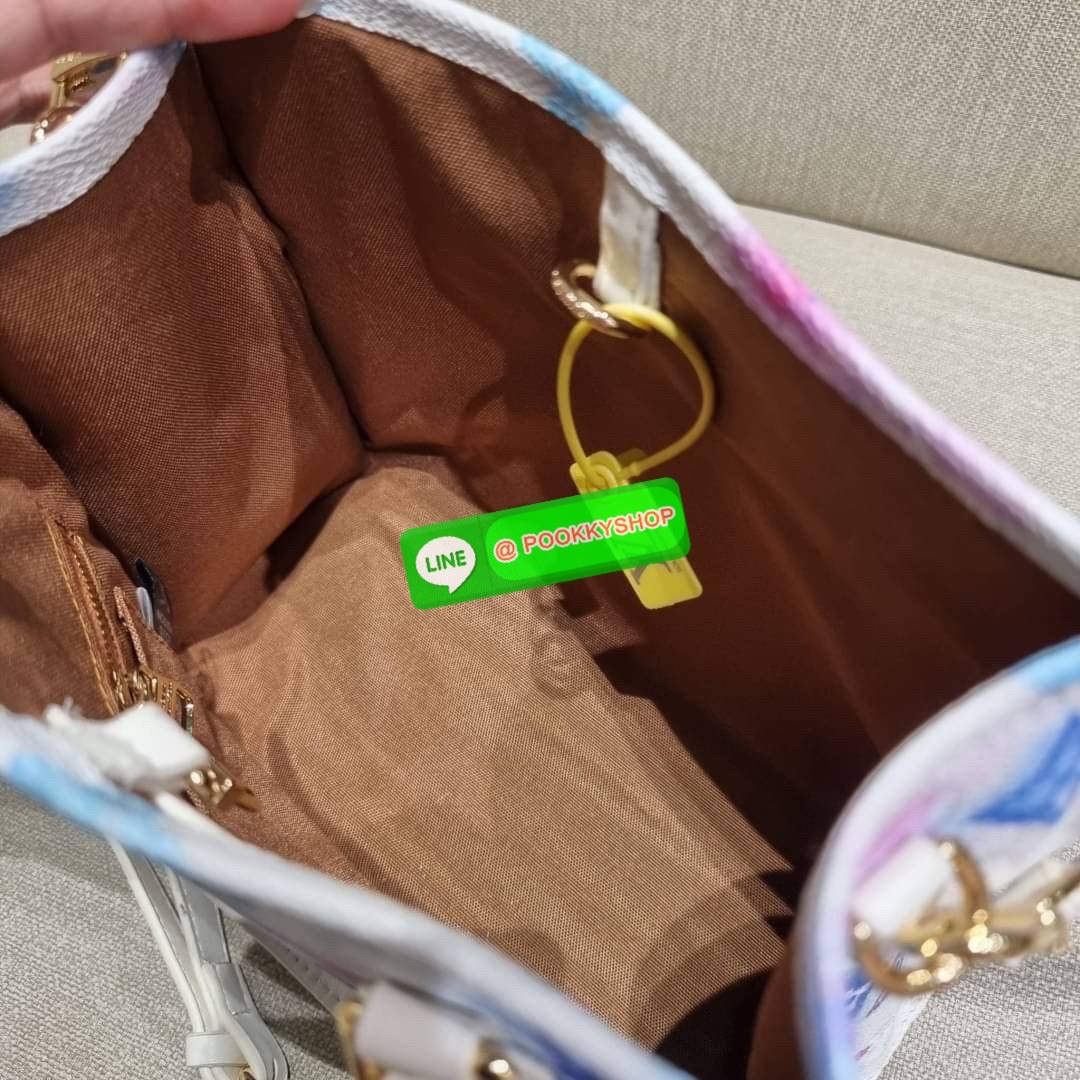 New in!! จากเคาน์เตอร์ dutyfree LV watercolor multi tote กระเป๋าทรงโท้ทคอลใหม่ ดีไซน์สดใส สบายตา ด้วยลวดลายเพ้นท์สีน้ำ ไม่ซ้ำใคร วัสดุหนังแคนวาส ทนทาน ที่มาพร้อมหูจับในตัว และสายสะพายข้าง ให้ปรับใช้ได้ทุกสไตล์ความชอบ ภายในโล่งกว้าง มีอะไหล่เกี่ยวที่ปากกระ