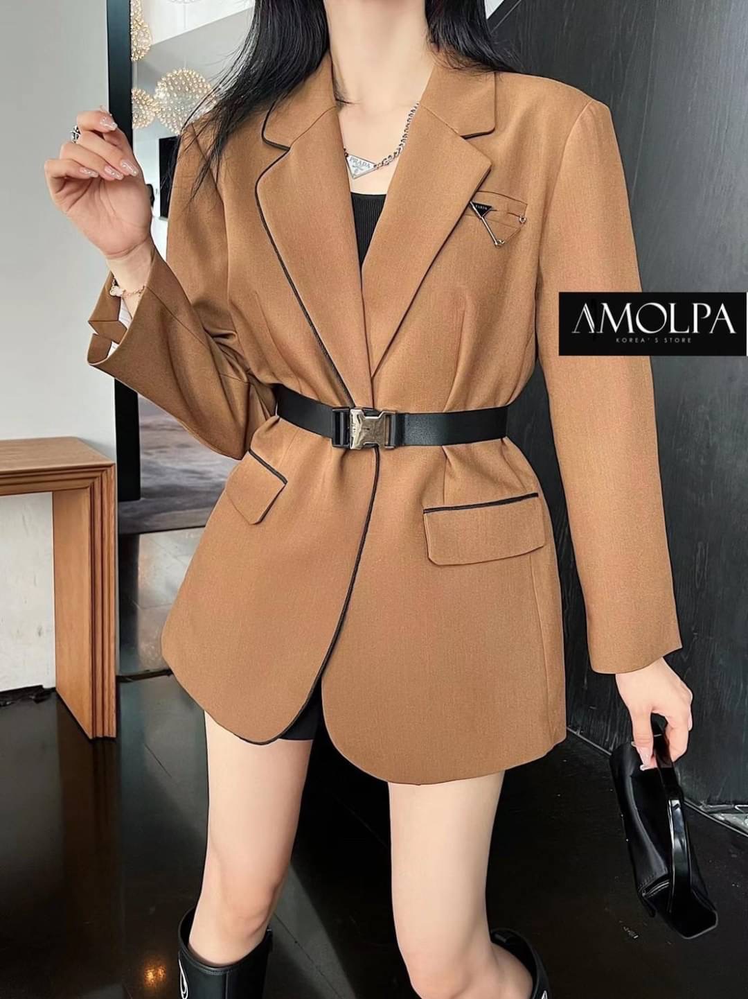 ตัวเสื้อเป็นสูท BLAZER งาน PRADA WITH BELT ด้านหน้าแต่งกระดุม มีกระเป๋าล้วงด้านหน้า งานดีมากกก ผ้าอย่างหนัก มีซับในในตัว งานเนี๊ยบ *** งานการันตรี คุณภาพดีสุดๆคะ*** งานดีแบบนี้สาวๆทราบแล้ว รีบจองด่วนก่อนหมดน้ะจ้าา ป้าย Tag PRADA