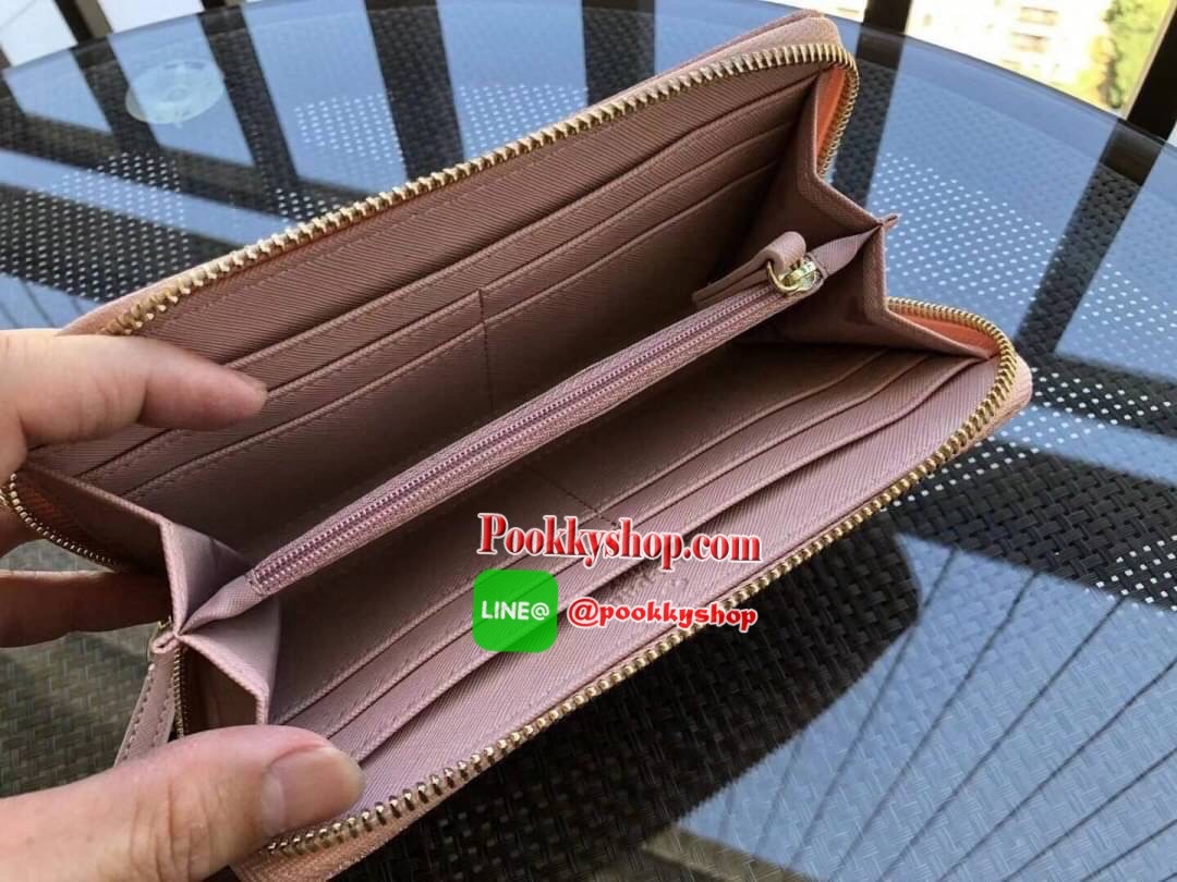 KATE SPADE JOELEY LONG WALLET กระเป๋าสตางค์ใบยาวรุ่นใหม่ล่าสุดหนัง Saffiano สไตล์ PRADA สวยน่าใช้ตัวเนื้อกระเป๋าตกแต่งด้วยกลิทเตอร์ทั้งใบ สวยหรู ภายในมีช่องซิป1ช่อง และช่องใส่บัตรหลายช่อง ใส่เหรียญ บัตรได้เยอะ ตัวจริงสวยน่าใช้มากค่ะ