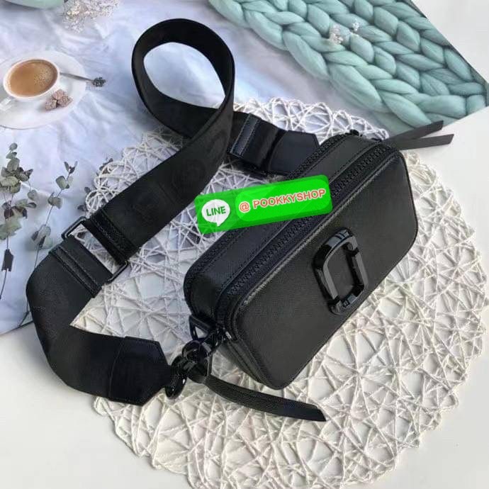 March Jacop Snapshot MJ Cross Body Bag กระเป๋าสะพายข้าง วัสดุหนัง Saffiano ด้านหน้าประดับด้วยโลโก้ J อันเป็นสัญลักษณ์ของแบรนด์ อะไหล่ทองหรูหรา มาพร้อมสายสะพายโลโก้แบบปรับได้ แบ่งเป็น2ช่องซิป ใบนี้คือเรียบหรูแต่ดูดีมาก ไม่ควรพลาดเลยค่า