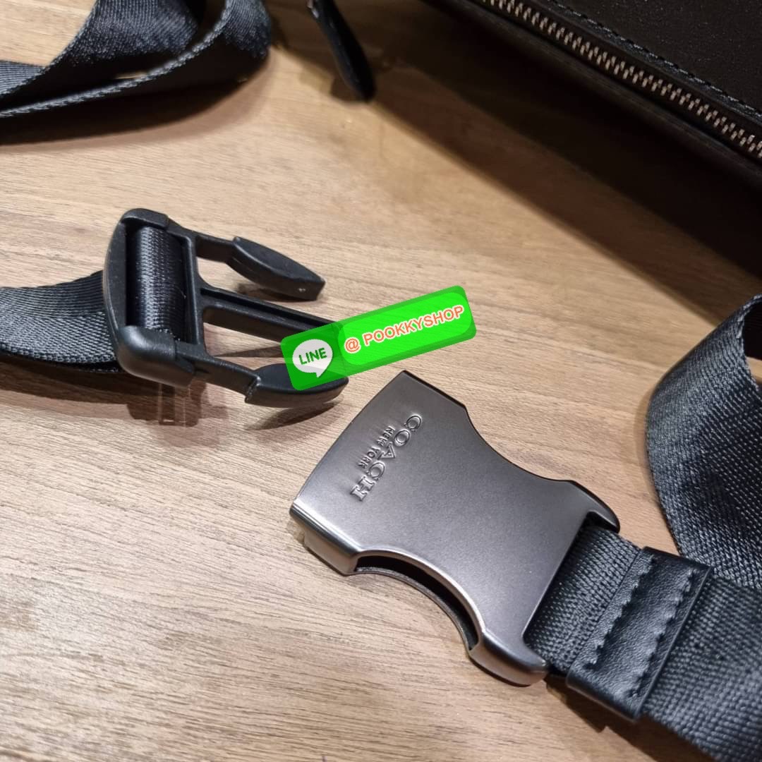 COACH C1277 HERITAGE BELT BAG ใหม่ล่าสุด กระเป๋าคาดอกสุดชิคสำหรับหนุ่มๆ เป็นดีไซน์กึ่งสปอร์ตที่ดูหรูมากๆ แพทเทิร์นเป็นที่ใช้งานง่าย วัสดุหนังแท้เต็มใบ มีช่องด้านหน้า และซิปหลัก ภายในโล่งกว้าง จุของได้สบายๆ สายสะพายปรับได้เลยตามชอบ ใบจริงดีงามเกินราคาแน่นอ