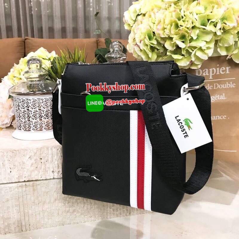 ห้ามพลาด! BEST SELLER! ลาคอส MESSENGER BAG กระเป๋าสะพายรุ่นใหม่ล่าสุดขนาดกำลังดีหนังนิ่มสวยอยู่ทรง ด้านหน้ามี1ช่องซิป พร้อมโลโก้แบรนด์และเเถบคาดดูมีดีเทล เปิดปิดด้วยซิปสะดวกใช้หัวซิปแบรนด์อะไหล่เงินสามารถใส่ ipad mini มือถือ กระเป๋าสตางค์ใบยาว ของจุกจิก