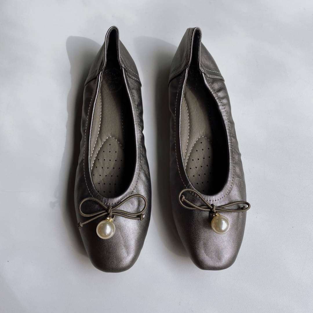 พร้อมส่ง รองเท้าคัทชูนิ่มๆๆ ส้นแบน ไม่เจ็บเท้านะคะ พื้นซับ มีระบายอย่างดี หลายคนชอบงานดี ใส่สบายจริงๆๆ