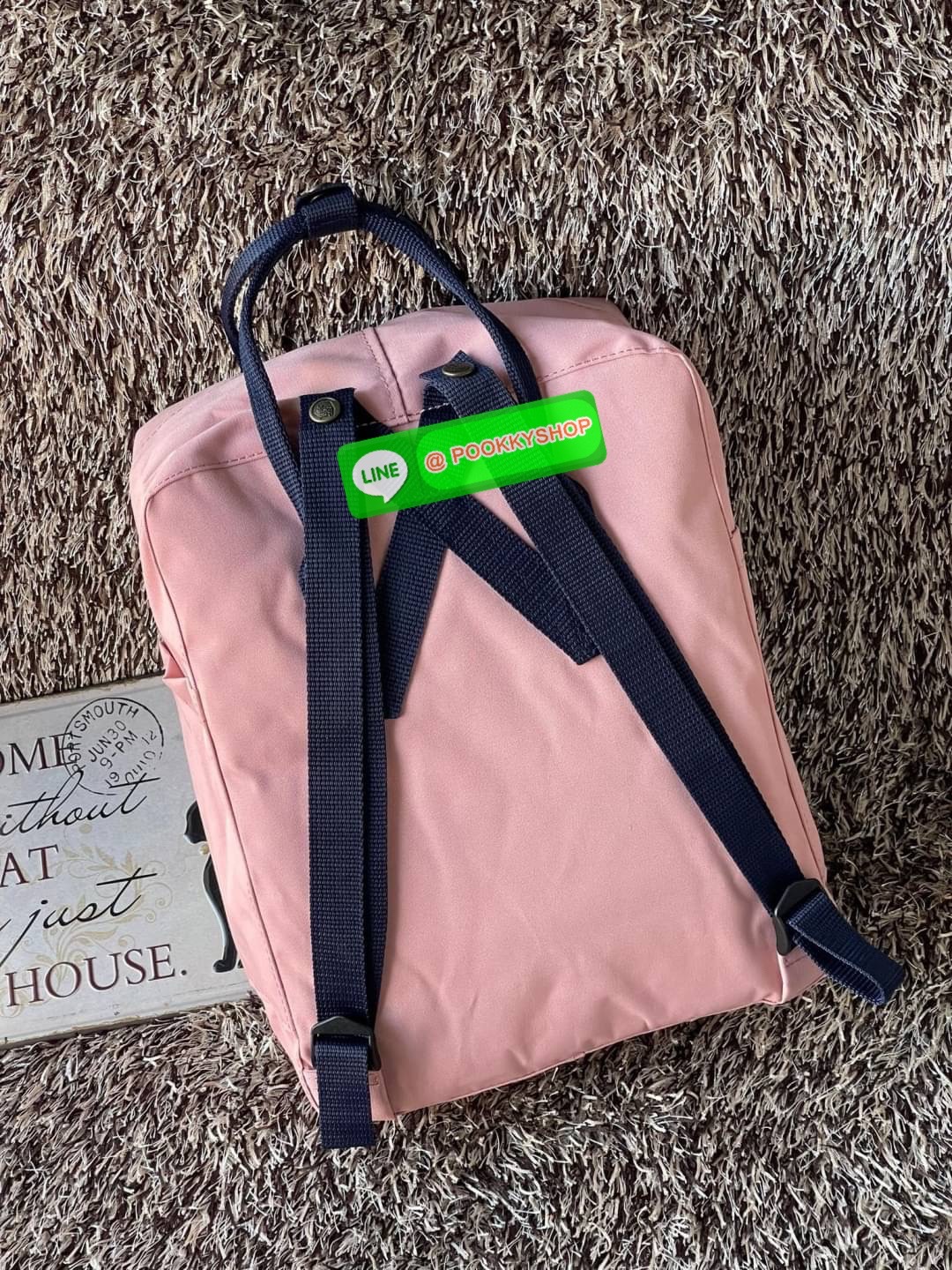 Fjallraven Kanken backpack รุ่น Classic แบรนด์ดังจากสวีเดนที่นิยมกันมากในหมู่วัยรุ่น กระเป๋าเป้ที่มีน้ำหนักเบา แต่มีความทนทาน และช่องว่างต่างๆมากขึ้น มีซิปหน้าสำหรับใส่ของกระจุกกระจิก และหูหิ้วทั้งด้านหน้าและด้านหลัง สำหรับการหิ้วถือได้สะดวก จุดเด่นที่ทำใ