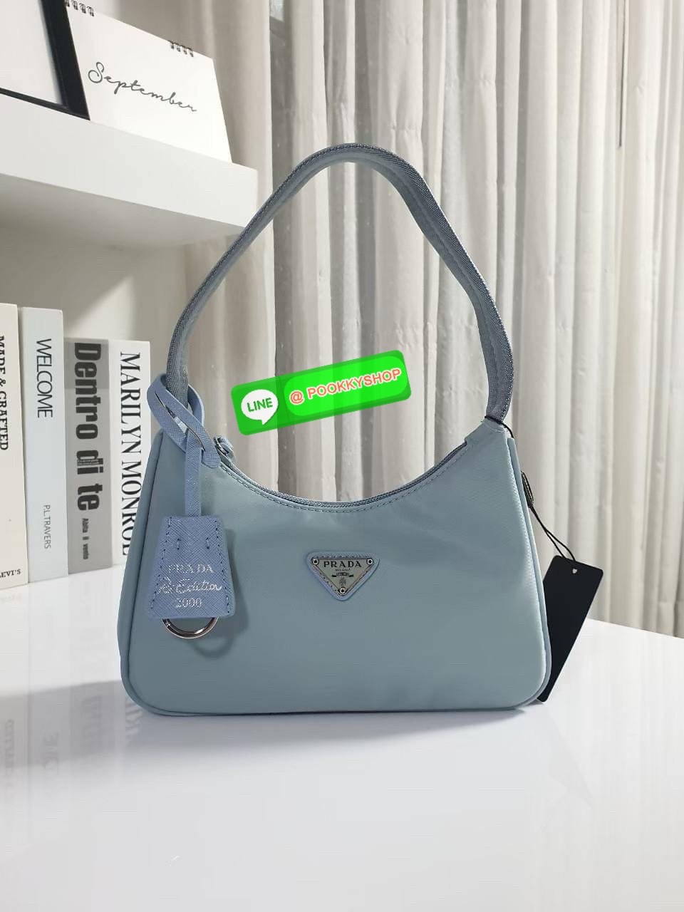 รุ่นใหม่แนะนำ!! รุ่นขายดีในตำนานค่ะ กับงานพรีเมี่ยมกิ้ฟท์ PRADA NYLON HANDBAGS ขนาดกะทัดรัด #อะไหล่เงิน วัสดุทำจากผ้าNylon อย่างหนา อยู่ทรง กันน้ำได้ หายห่วงคะ ด้านหน้ามีโลโก้แบรนด์ เปิดปิดด้วยซิป มาพร้อมสายผ้า ไม่สามารถถอดได้ ภายในบุผ้าลายPrada และป้ายโล
