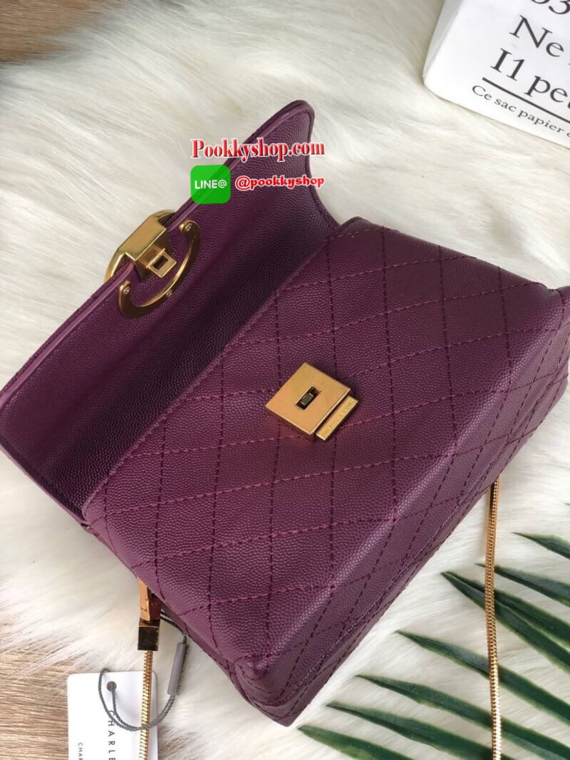 CHARLES & KEITH QUILTED PUSH-LOCK CLUTCH กระเป๋าสะพายข้าง/ครอสบอดี้ ใบกะทัดรัดวางอยู่ทรง. วัสดุหนังพิมพ์ลายคาเวียร์ ตัวกระเป๋าเดินด้ายเป็นลายตารางสวยงาม ด้านหลังมีช่องใส่บัตร 1 ช่อง เปิดปิดด้วยตัวล็อก ด้านในแบ่งเป็น 2 ช่องใหญ่ รุ่นนี้ใส่ Iphone7 ได้ กระเป