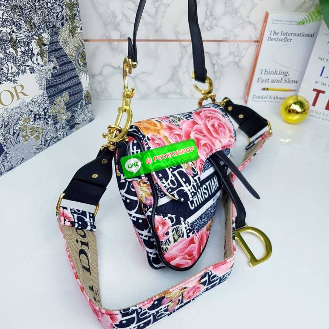 CHRISTIAN DIOR BAG VIP GIFT WITH PURCHASE (GWP) จาก CHRISTIAN DIOR DUTY FREE COUNTER (D4352) กระเป๋าสะพายดีไซน์เก๋ ลุคหรูหรา หรือลุคในวันสบายๆก็เอาอยู่ แมทได้ทุกลุคจริงๆ ดาราเซเล็ปทางฝั่งฮอลลิวู้ดเลิฟกันมากนะไอเทมนี้ จะถือเก๋ๆก็รอด หรือสะพายครอสบอดี้ก็เริ