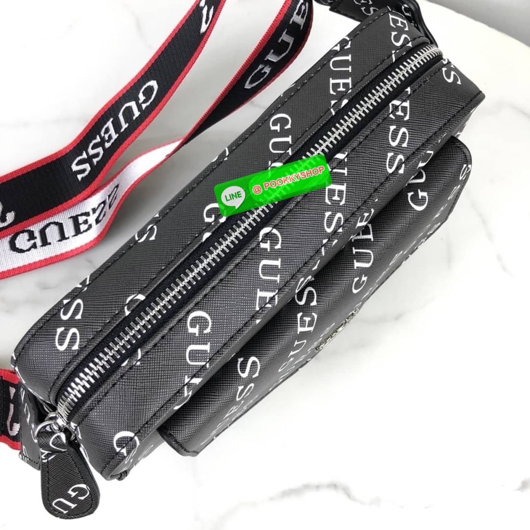 กระเป๋าสะพาย GUESS ด้านหน้าเปิด - ปิดกระเป๋าด้วยกระดุมแม่เหล็ก มีช่องใส่ของ 1 ช่อง ด้านบนเปิด - ปิดด้วยช่องซิป ภายในโล่ง มีช่องเล็กใส่ของ 2 ช่อง และมีช่องซิป 1 ช่อง มาพร้อมสายสะพาย สามารถถอดและปรับได้ Free Size ค่ะ