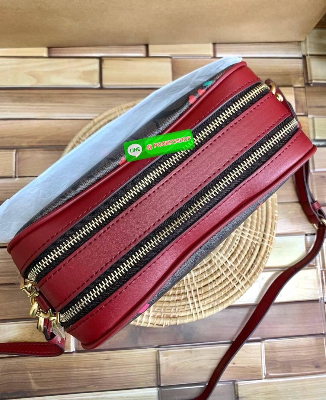 COACH JES CROSSBODY IN SIGNATURE CANVAS WITH HEART PETAL PRINT((C7617)) พร้อมส่งที่ไทยค่ะ! กระเป๋สะพายครอสบอดี้ร์ หนังแท้แคนวาสเคลือบลาย ทั้งใบปริ้นล์ลายดอกไม้หัวใจ สวยหวาน ละมุนหมากๆค่ะ เปิด-ปิดกระเป๋าแบบ2ช่องซิปหลัก ภายในสามารถใส่สัมภาระได้เยอะ ช่องกว้า