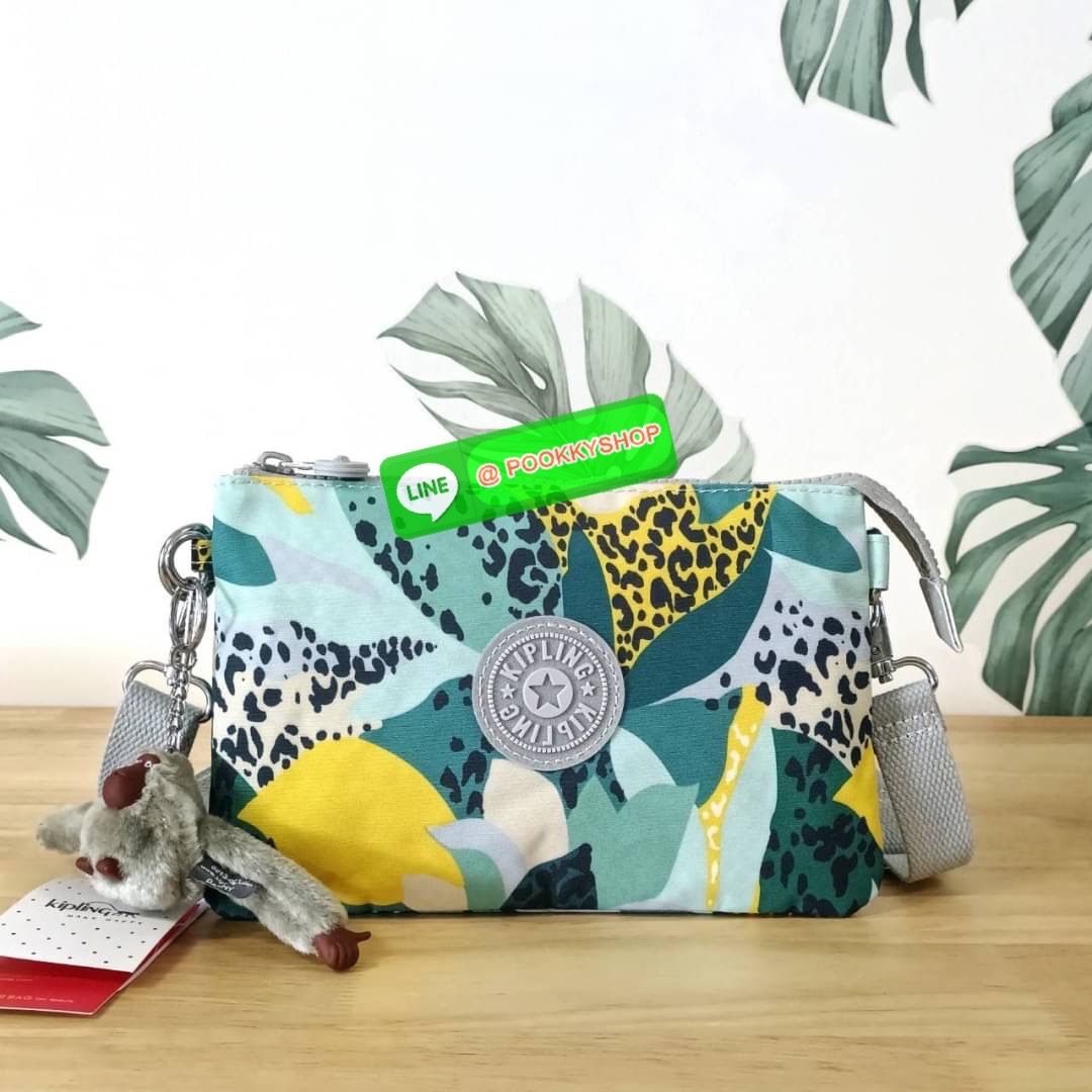 KIPLING Creativity X Crossbody Bag กระเป๋าสะพายวัสดุ Nylon&Polyester 100% ขนาดกำลังน่ารัก เปิดปิดด้วยซิป มา พร้อมพวงกุญเเจลิงน้อย ด้านในมีช่องใส่ของ2ชช่อง เพิ่มตรงกลางมีช่องซิปอีก1ช่อง มีสายคล้องพวงกุญแจ ใส่ของได้จุมาๆเลยค่ะ มีสายสะพายยาวเลื่อนปรับระดับได