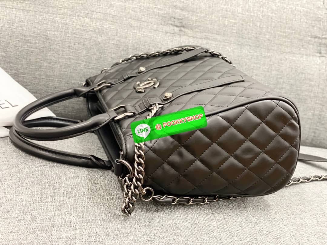 VIP CHANEL กระเป๋าถือหรือสะพายไหล่ ทรงยอดนิยมวัสดุหนังแกะแท้ ลายตาราง น้ำหนักเบาโดดเด่นลายแบรนด์ด้านหน้ากระเป๋าเอกลักษณ์ของคอลเลคชั่นนี้ หูจับหนัง แข็งแรงพับลงได้ด้านหน้ามีโลโก้เเบรนด์ มีช่องแบ่งถึง 3 ช่องเป็นสัดส่วน มีช่องใส่มือถือ ใส่ ipad ได้ ภาพถ่ายจา