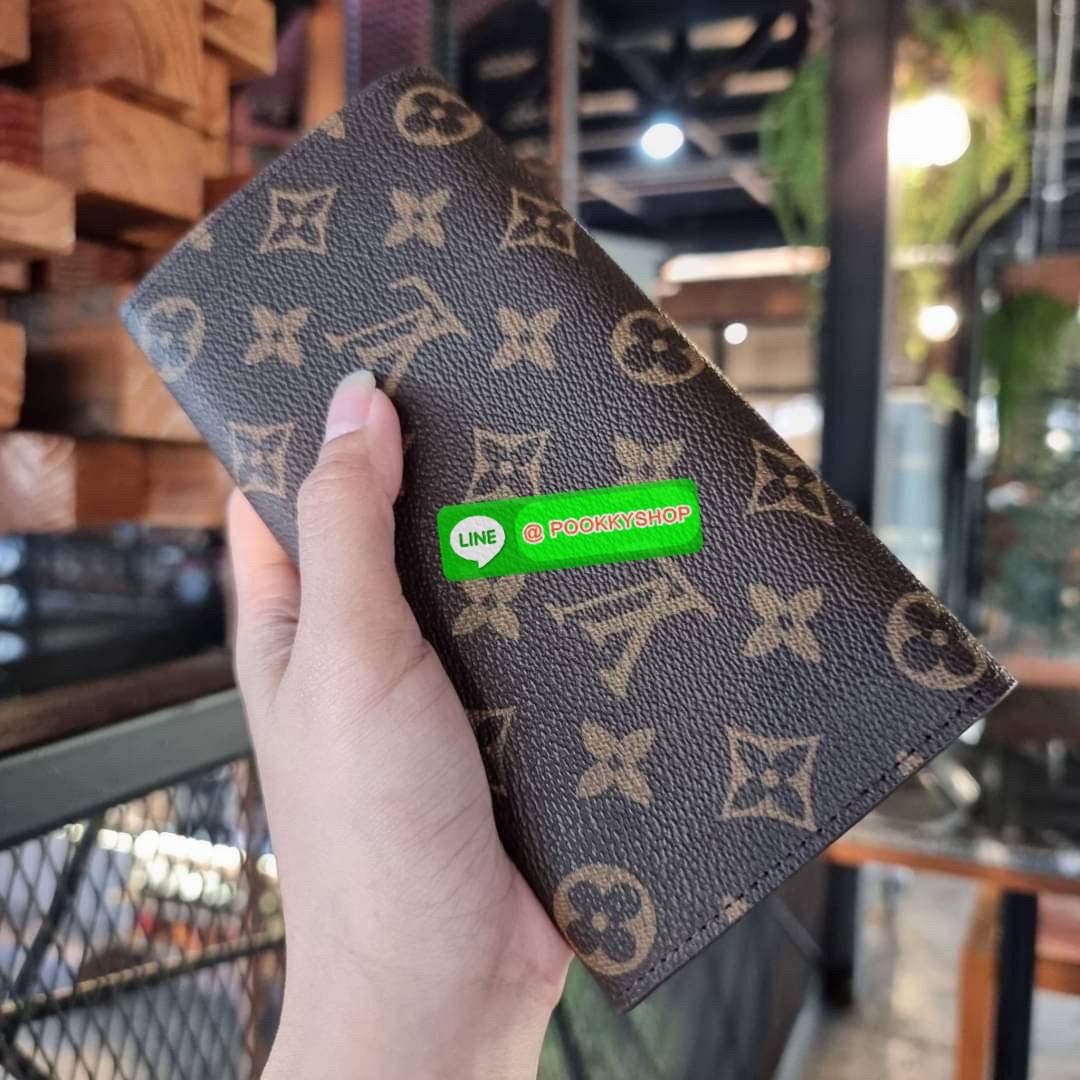 Hot item!! LV long flap wallet with gwp กระเป๋าสตางค์พรีเมี่ยมกิ๊ฟ เป็นไอเท็มสุดฮิต แบบฝาพับ ใช้งานสะดวกขึ้นกว่าเดิม รุ่น unisex ที่จะหนุ่มๆสาวๆ ก็ใช้ได้หมด!! ใบยาวขนาดกำลังเหมาะมือ ถือแล้วขับผิวทุกสี วัสดุหนังแคนวาส ทนทาน เปิด-ปิดด้วยกระดุม ภายในมีช่องใส