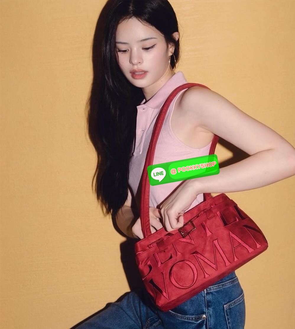 GENTLEWOMAN SUEDE BALLERINA BAG 🔖กระเป๋า Ballerina Bag ในวัสดุหนังกลับ (suede edition) พร้อมโลโก้ปักสีเดียวและรายละเอียดหัวเข็มขัด ทำให้ดูเก๋มีสไตล์โดดเด่น 🔖วัสดุ: หนังกลับ 🔖เปิด-ปิดแบบสแน๊บแม่เหล็ก ภายช่องโล่งกว้างจุของได้เยอะ