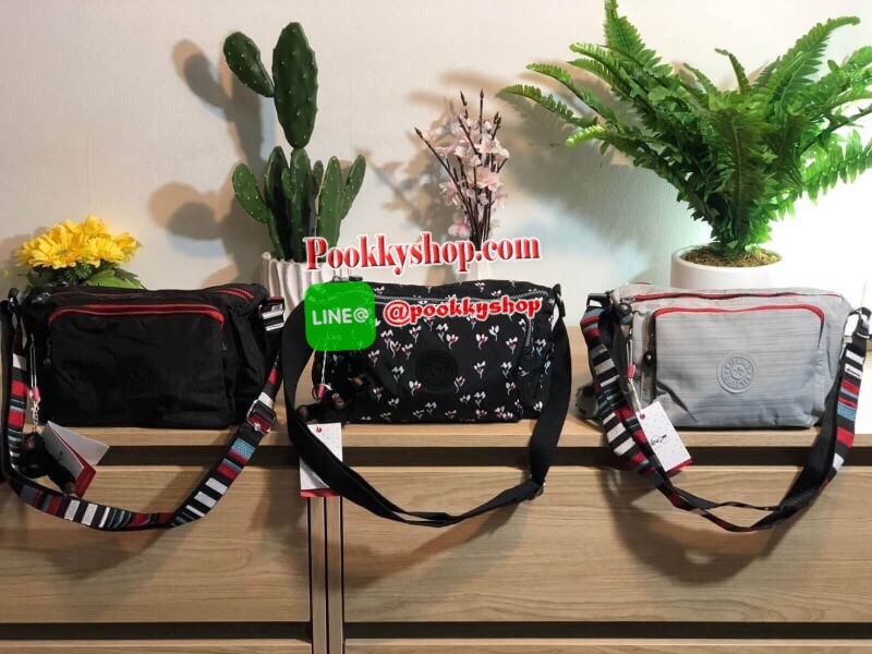 Kipling Reth กระเป๋าสะพายทรงสวย รุ่นยอดนิยมเลยค่ะ สายสะพายปรับระดับสั้น-ยาว เป็นกระเป๋าสะพายเฉียงลำตัวได้ค่ะ ช่องซิปเยอะค่ะ ใส่ของได้เป็นสัดส่วน จุสัมภาระได้ดีเลยค่ะ ทรงสวย สะพายน่ารักมาก ห้ามพลาดเลยค่ารุ่นนี้
