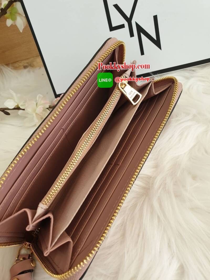 LYN long wallet ด้านหน้าติดโลโก้แบรนด์ สีสวยสดใส รุ่นนี้เรียบหรู ดูดี เปิดปิดด้วยซิบ ด้านในมีช่องใส่บัตร ช่องใส่แบงค์ และช่องกลางใส่เหรียญเป็นช่องซิป และยังมาพร้อมกับ ตัวจับซิปแต่งหมุด ดูดีมีราคาเชียว สวยเก๋ๆแบบนี้ต้องมีไว้เป็นเจ้าของนะเธอจ๋า