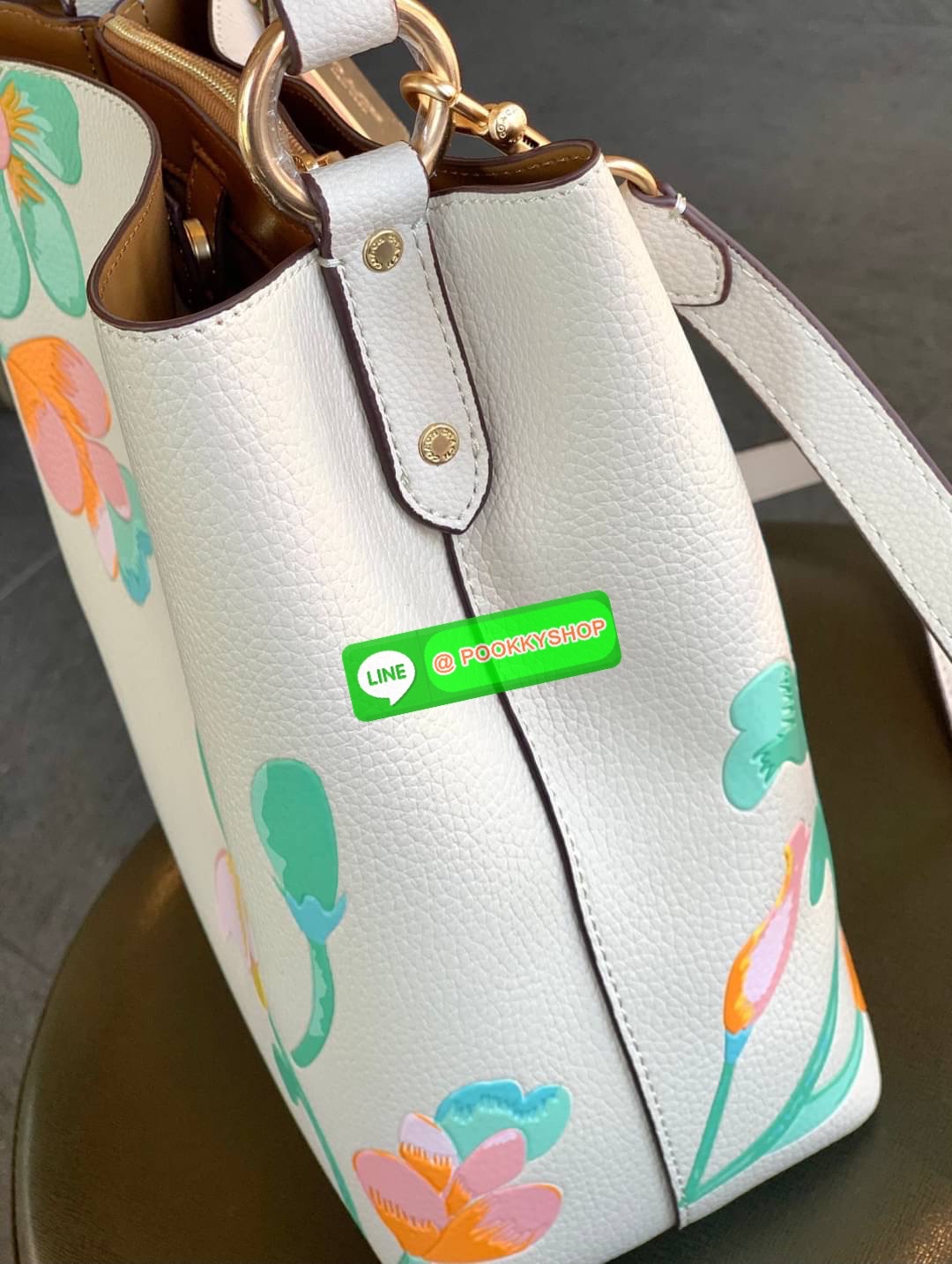 💥NEW ARRIVAL! 🌺ถังใหญ่ สวยมากๆ ทั้งลายทั้งหนัง ไร้ที่ติเลยค่าา 🆕COACH LARGR TOWN BUCKET BAG WITH DREAMY LAND FLORAL PRINT ((C8609)) 📣พร้อมส่ง! คุณภาพเต็ม💯! 🔺จุดเด่นของลายดอกเป็น3Dสัมผัสจะรู้สึกนูนค่ะ กระเป๋า