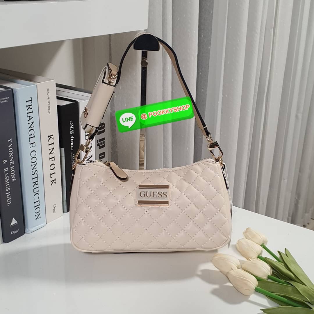 New Collection!! Guess woman’s Logo Cityy Handbag Bag กระเป๋าสะพายรุ่นใหม่ล่าสุด ทรงยอดนิยม มาพร้อมกระเป๋าใส่เหรียญสุดชิค ตัวกระเป๋าหนังนิ่มประดับโลโก้แบรนด์ เปิดปิดด้วยกระดุมซิปยาว ด้านในมีช่องโล่งกว้าง มีช่องใส่บัตร6ช่อง และช่องซิป มี ใส่กระเป๋าสตางค์ยา