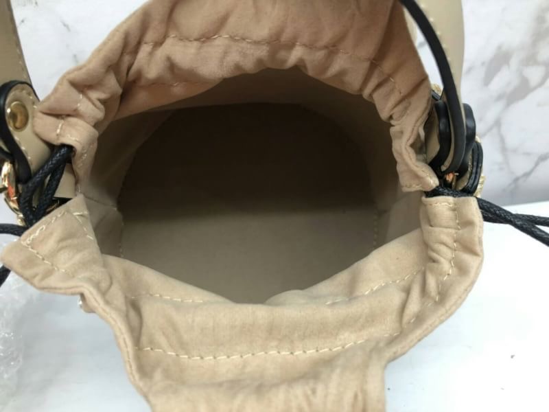 มาเพิ่มรอบ 4 ล่ะน้าา...ใครรออยู่ทักมาได้เรยจ้าา A-Jolie Pearl Basket Bag กระเป๋าถือสะพาย งานสานรูปอลิซ สุดฮิต จากแบรนด์ A-jolie สัญชาติญี่ปุ่น น่ารัก แมชง่าย ...ตรงหูจับเป็นงานหนังนิ่ม ใครไม่ชอบถือ เรามีสายยาวให้ด้วยน้าางานดีมากกก พูดเลยยยย ใช้งานสะดวก จะ