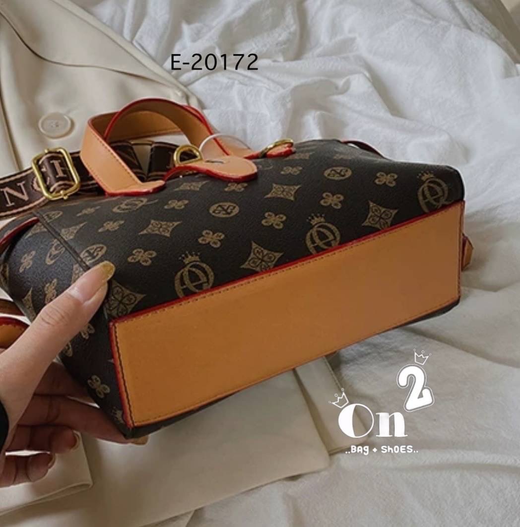 กระเป๋าสะพายแฟชั่นทรง tote งานสไตล์แบรนด์ ตัวล็อกด้านหน้าปรับระดับได้ มีสายสะพายยาวให้สามารถถอดออกถือได้ค่ะ