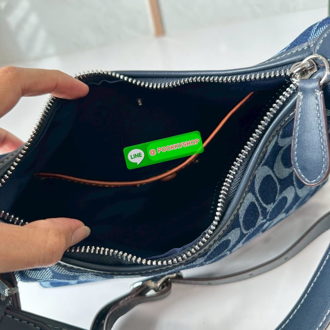 COACH Juliet Small Shoulder Bag 25 in Signature Denim ไอเท็มฮิต! กระเป๋าสะพายทรงฮิต รุ่นใหม่ ดีไซน์สวยคลาสสิก ลาย Signature Denim Blue คาดสายโซ่เงินสุดเก๋ ใส่ของจุกจิกได้พอดี เหมาะทั้งวันสบาย ๆ และออกงาน! วัสดุ: ผ้าแคนวาสลาย Signature Denim / หนังแท้ / อะ