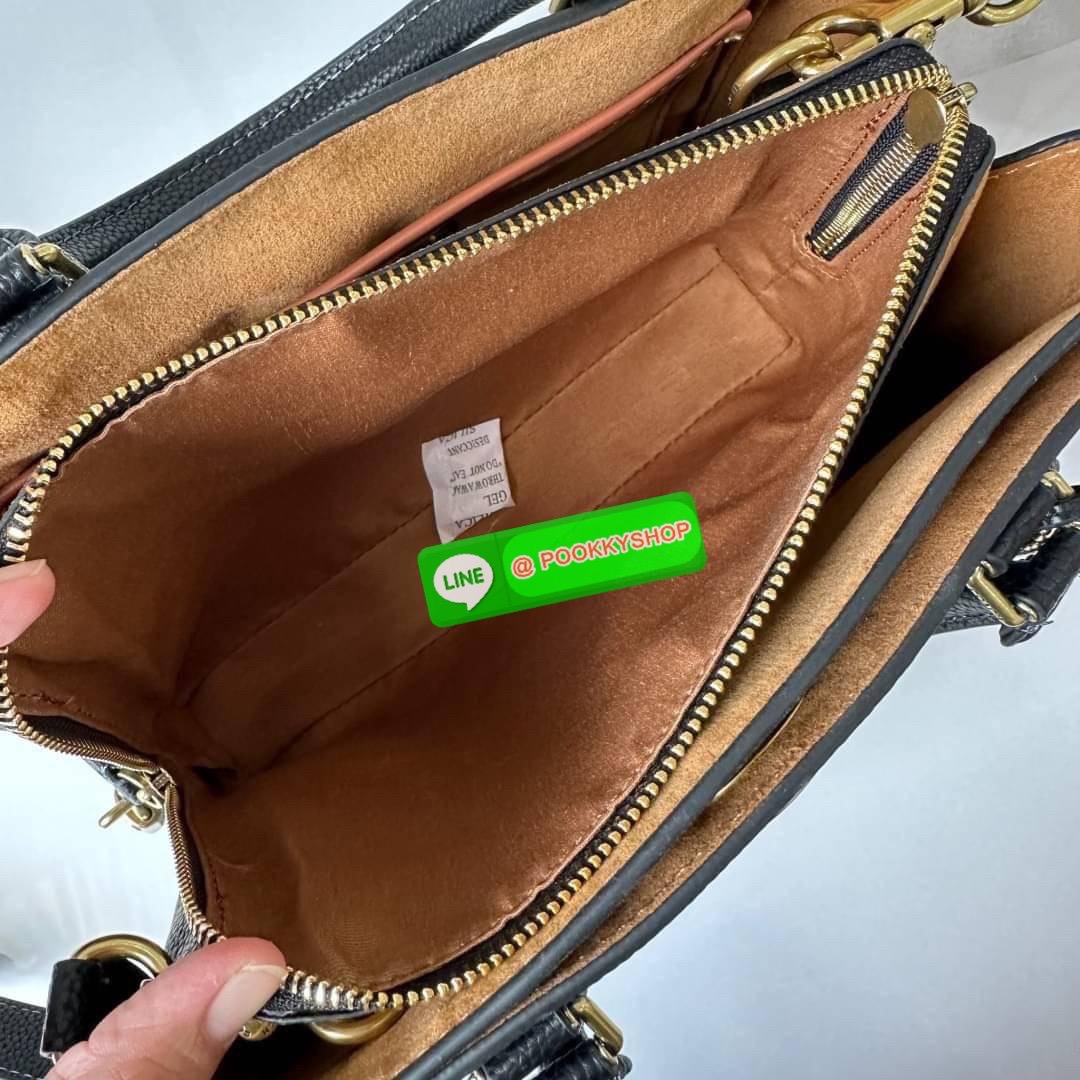 COACH BROOKE CARRYALL 28 (CE733) กระเป๋าถือหรือสะพายข้าง สุดหรู ลุคคุณนาย ให้วัสดุแคนวาสตัดหนังแท้ ภายในกว้าง แบ่งช่องเป็นสัดส่วน มีช่องซิปตรงกลาง สายสะพายถอดออกได้ จะถือหรือสะพายแมทซ์ได้หลายลุคเลยค่ะ