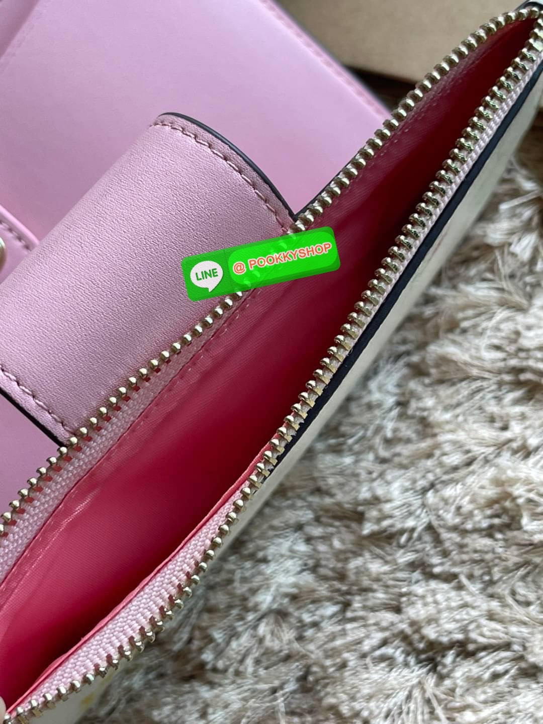 COACH TECH WALLET IN SIGNATURE CANVAS อีกหนึ่ง collection ของกระเป๋าสตางค์ที่ดีไซน์ทันสมัยให้ใช้งานได้แบบครบครัน เป็นกระเป๋าสตางค์ ที่มีช่องสำหรับใส่โทรศัพท์มือถือ ธนบัตร เหรียญ และบัตรต่าง ๆ ใช้งานแบบ2ด้าน เพิ่มความสะดวกสบายด้วยสายคล้องมือ ช่วยให้พกไปไหน