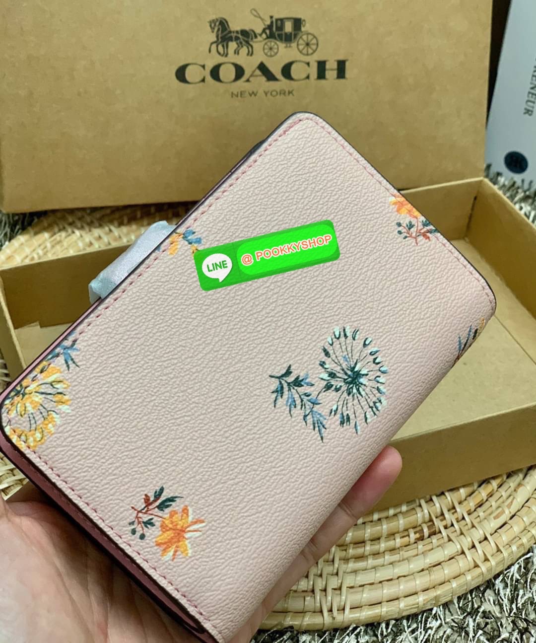 COACH MEDIUM CORNER ZIP WALLET WITH DANDELION FLORAL PRINT ((2855)) พร้อมส่งความสวย แถมความหมายดีด้วยค่ะ! กระเป๋าเงินใบกลาง ลายดอก Dandeloin ทั้งใบสวยงามมากๆนะคะ มีช่องใส่ธนบัตรหนึ่งช่อง;ช่องใส่บัตรได้ถึง10ช่อง;และช่องซิปสำหรับใส่เหรียญอีกหนึ่งช่องค่ะ &#x