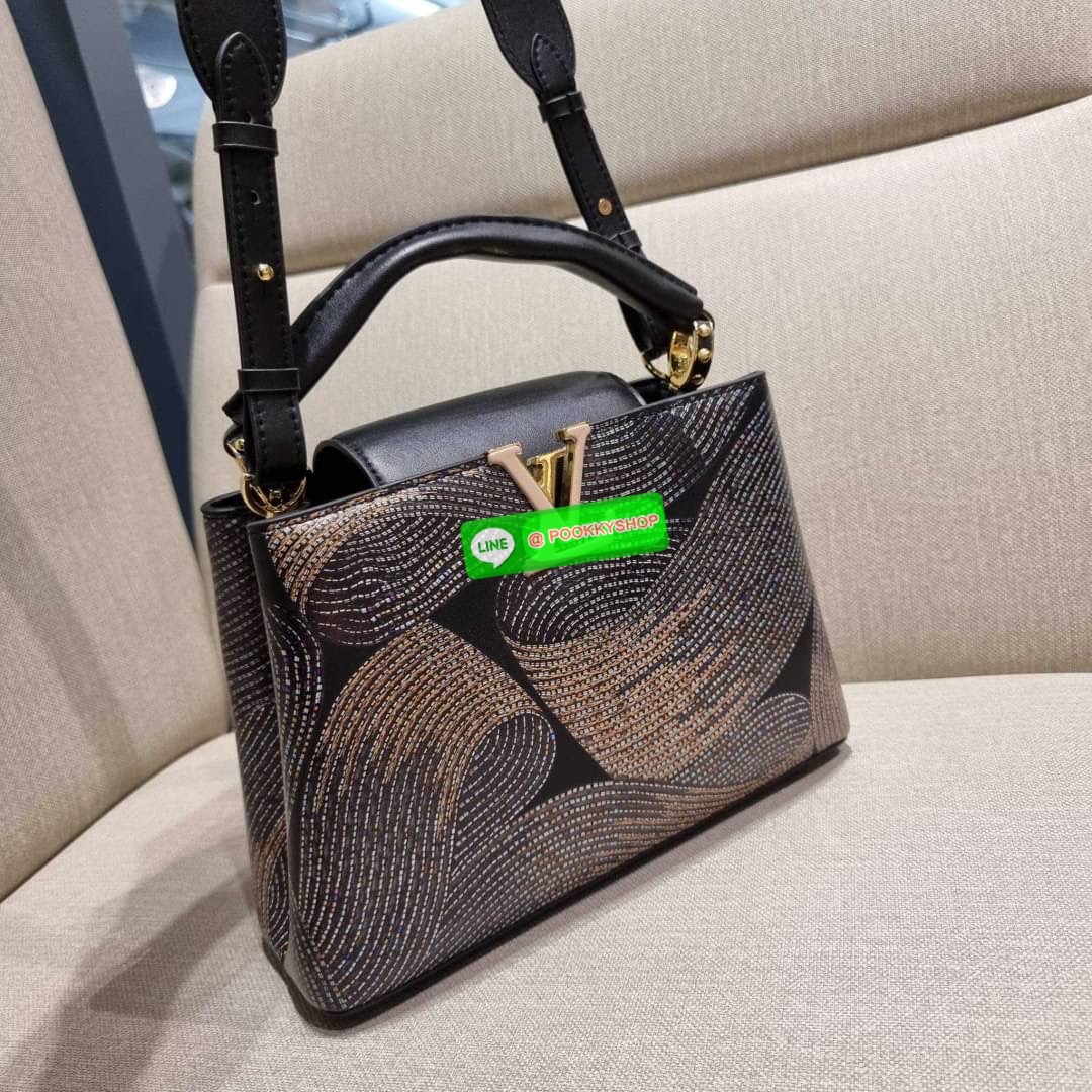 NEW IN!! LV capucines top handle วีไอพีพรีเมี่ยมกิ๊ฟจากเคาน์เตอร์ ที่สุดของความสวยในราคาเบาๆ กระเป๋าถือสุดหรู ดีไซน์ทรงคลาสสิค พร้อมลวดลายหรูหรา มาพร้อมหูจับในตัว ด้วยรูปทรงวินเทจและวัสดุหนังแท้ ขับผิว ทำให้ไอเท็มนี้สะกดทุกสายตาจริงๆ และยังมีลูกเล่นที่ฝาป