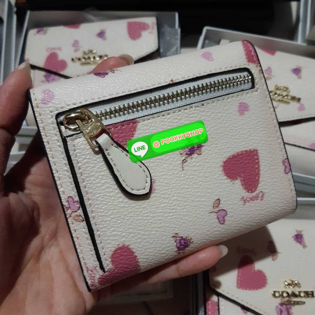 COACH 69683 SMALL WALLET WITH HEART FLOWER กระเป๋าสตางค์ใบสั้น พับสองตอน โทนสีละมุน แต่งเติมสีสันด้วยหัวใจและดอกไม้รอบใบ ดูสวยหรูอย่างลงตัว (รัก)(รัก)(ดอกไม้)(ดอกไม้) เปิด-ปิดด้วยกระดุม ภายในมีช่องใส่บัตร ใส่ธนบัตรได้ทุกขนาด ด้านหลังมีช่องซิปเล็กให้อีก รา