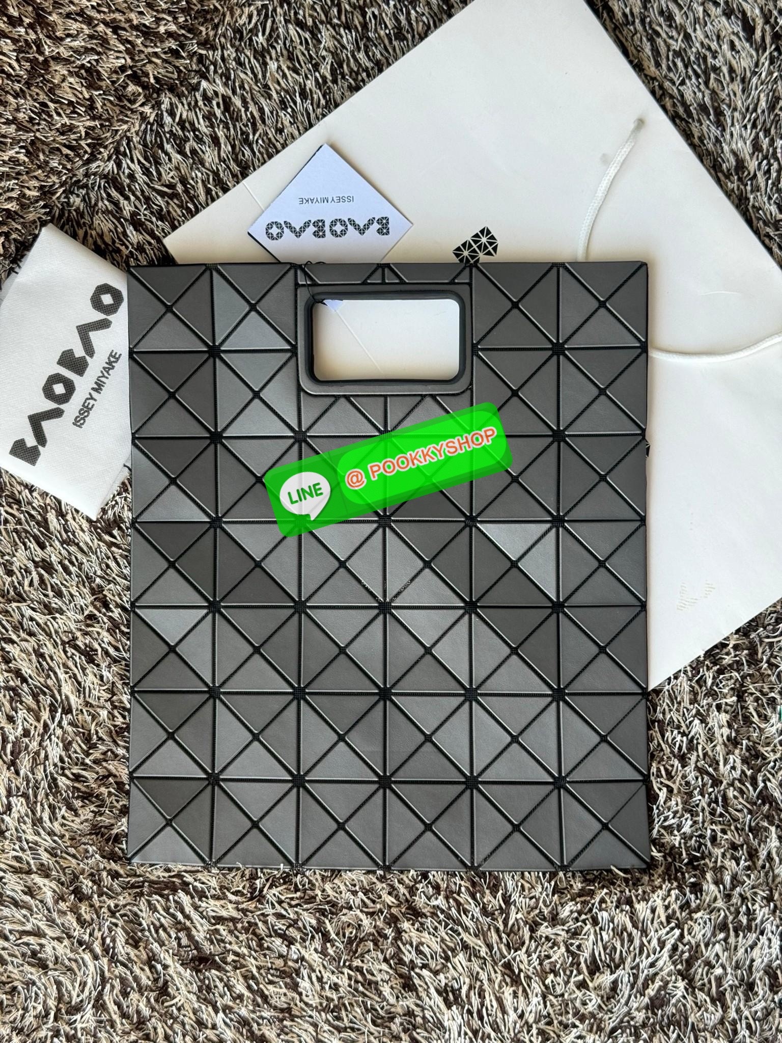 Baobao Issey Miyake large Bocca matte-finish tote bag BOCCA MATTE เป็นกระเป๋าถือรูปแบบใหม่ที่มีด้ามจับด้านในที่ช่วยให้กระเป๋าวางอยู่บนแขนหรือข้อมือได้อย่างนุ่มนวล เป็นกระเป๋าถือขนาดใหญ่นี้มีกระเป๋าด้านในพร้อมซิปที่ช่วยให้จัดเก็บได้อย่างปลอดภัย สามารถใส่แล