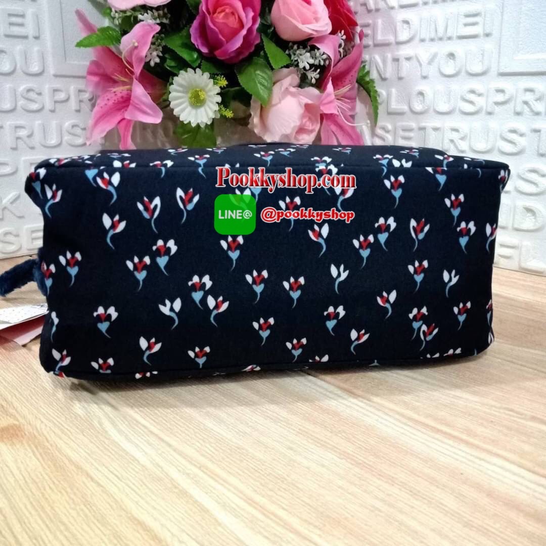 KIPLING ELISE HANDEBAG กระเป๋าถือและสะพายไหล่ ขนาดกำลังพอดี จุของได้มาก มีหูจับสองสาย ถือสะดวก น้ำหนักเบา มีช่องซิป ด้านหน้า ช่อง กระดป๋าหลักเปิด-ปิดด้วยซิป มี3 ช่องว่างใส่ของได้จุมากๆ ใส่มือถือได้ กระเป๋าสตางค์ใบยาว และ เครื่องสำอางค์ได้หลายชิ้นเลยค่ะ เก